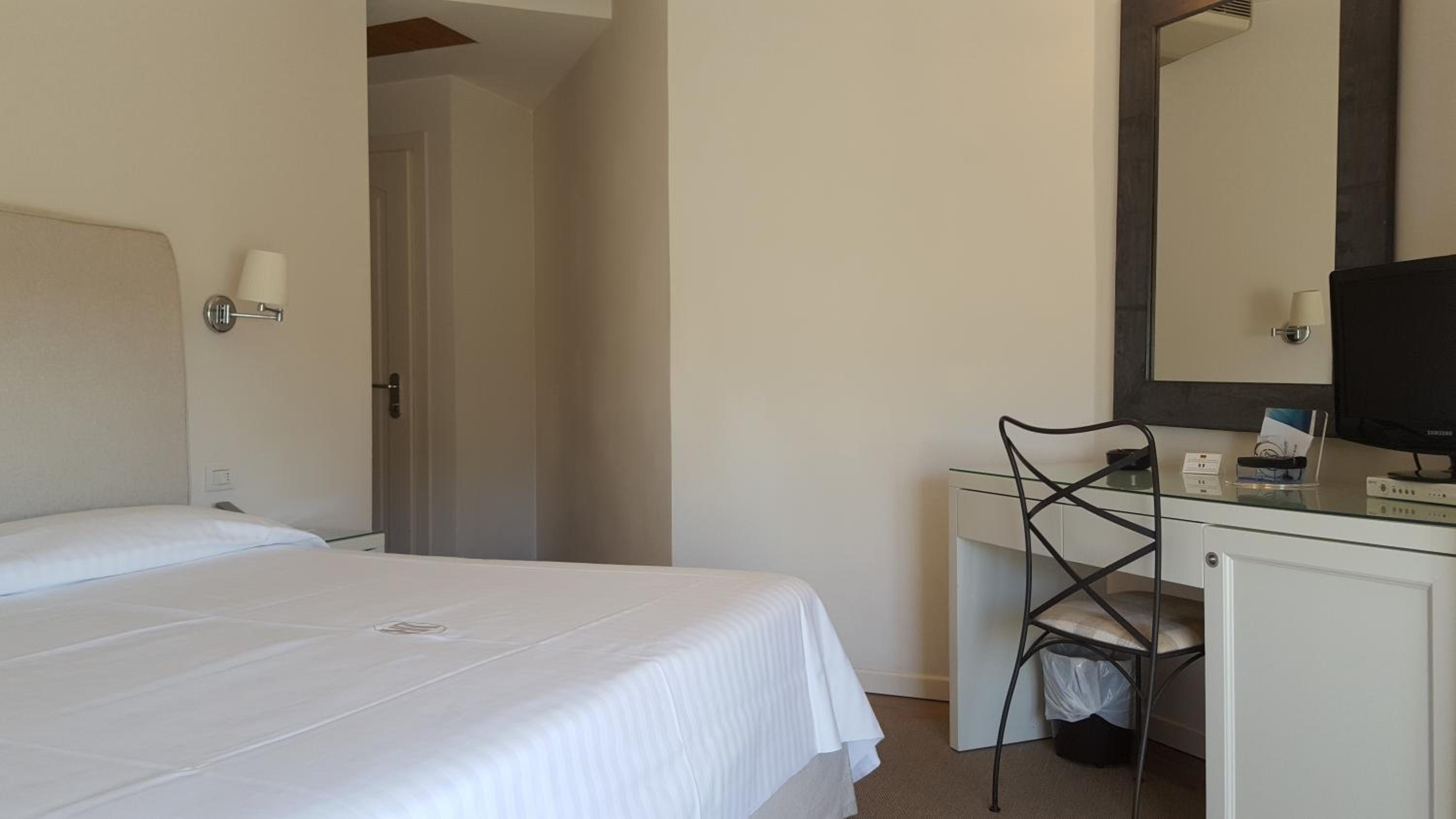 Superior Double Room with Balcony - Photo 4