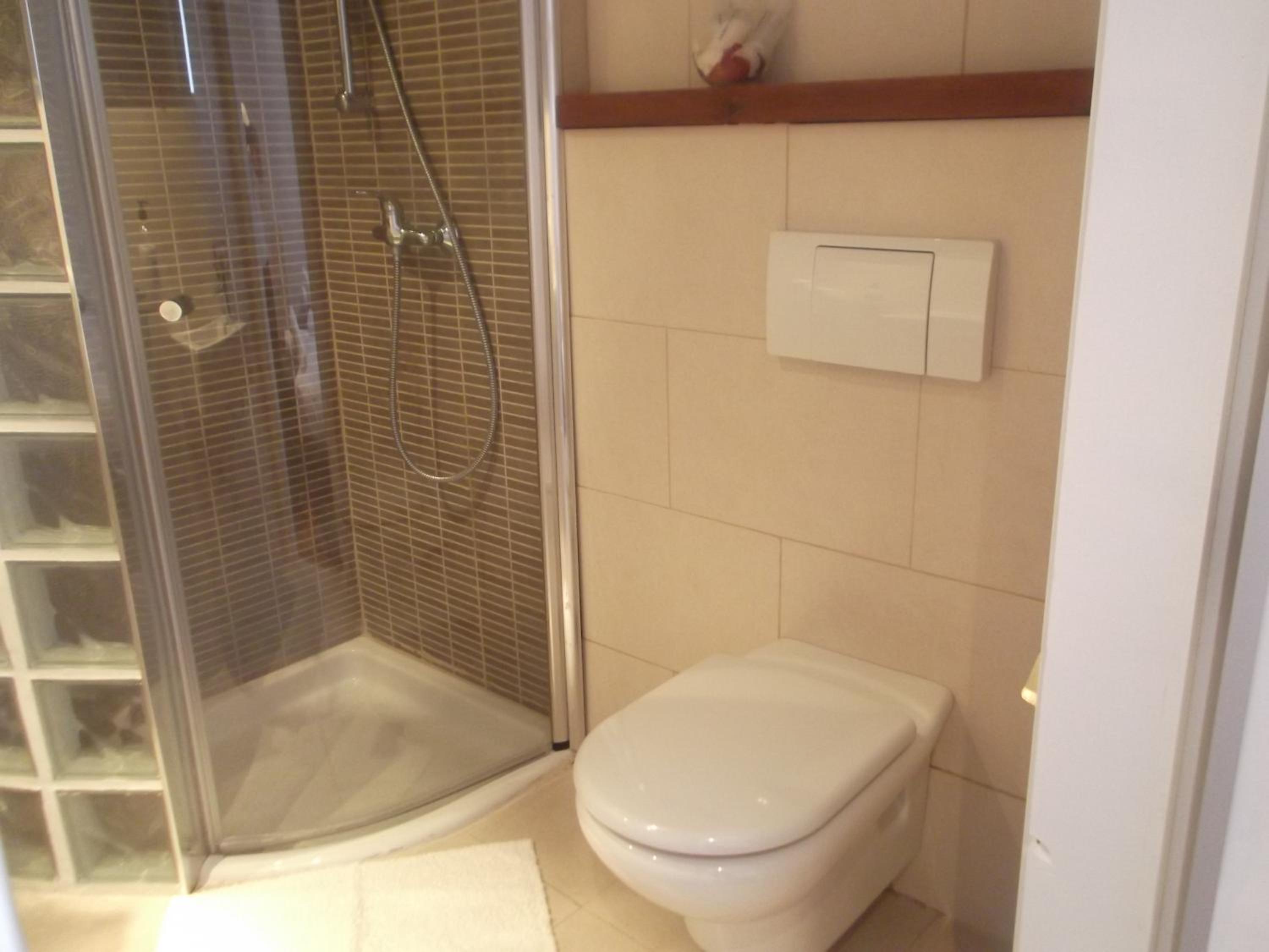 Twin Room with Bathroom - Photo 2