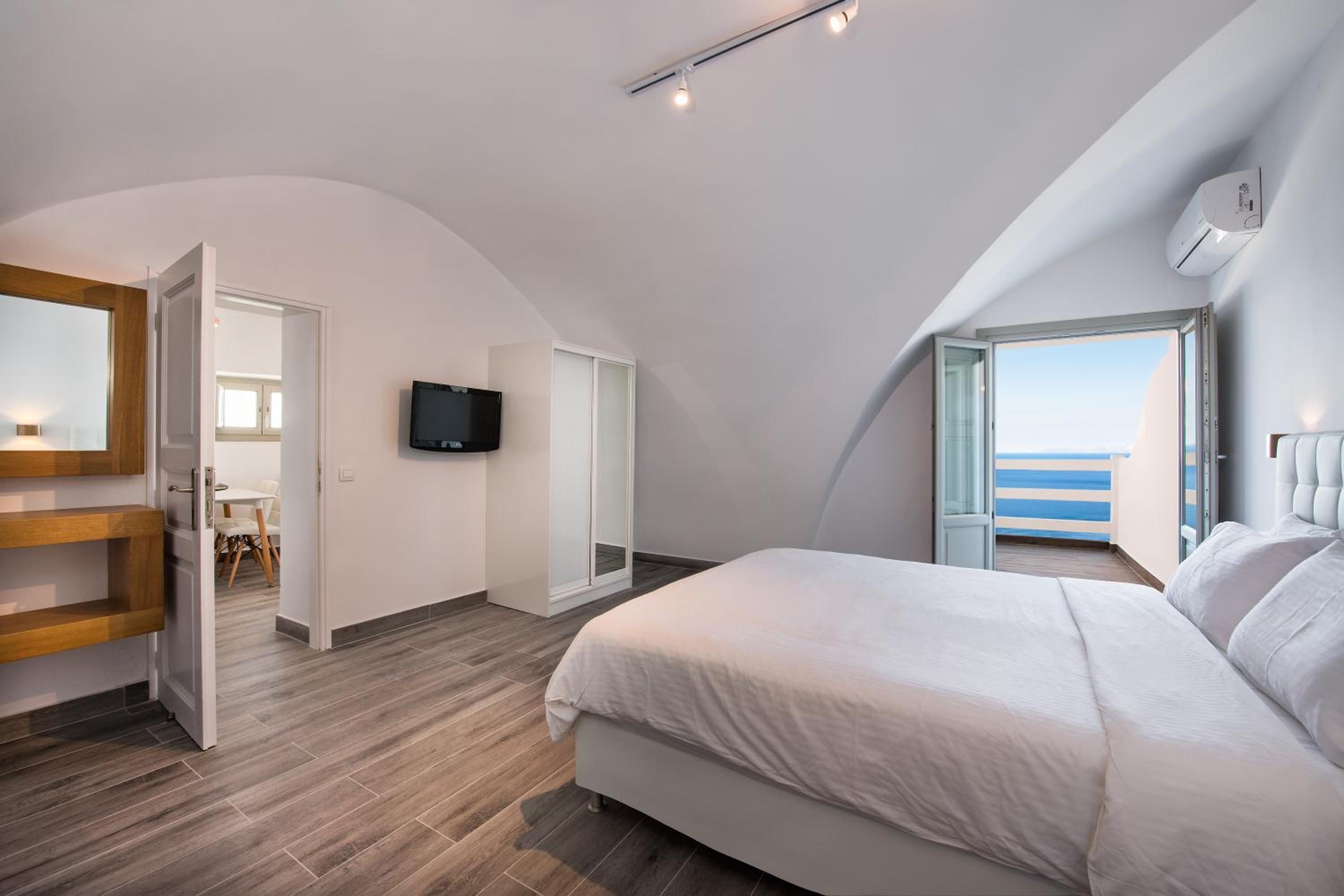 Honeymoon Suite - Photo 15