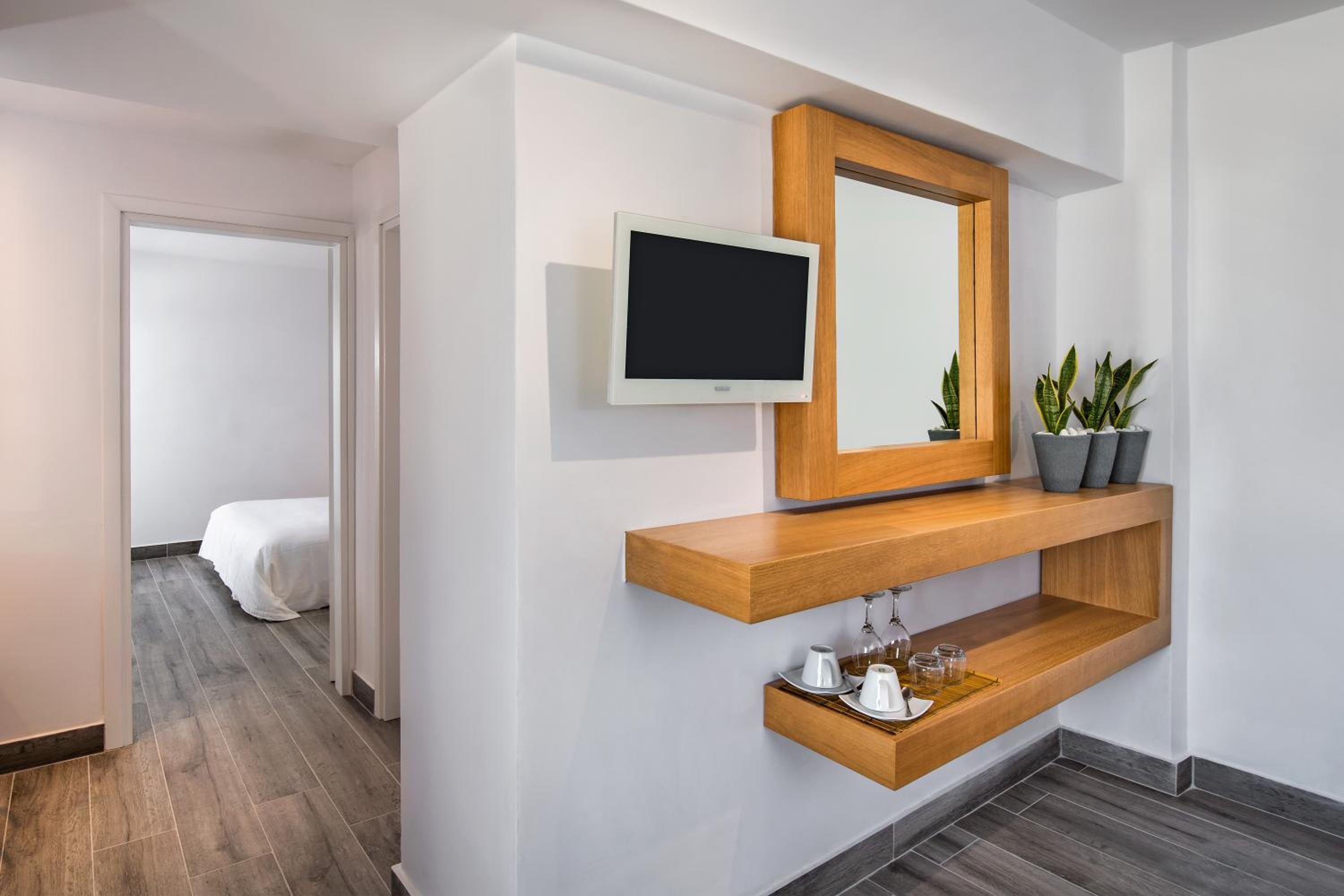 Honeymoon Suite - Photo 13