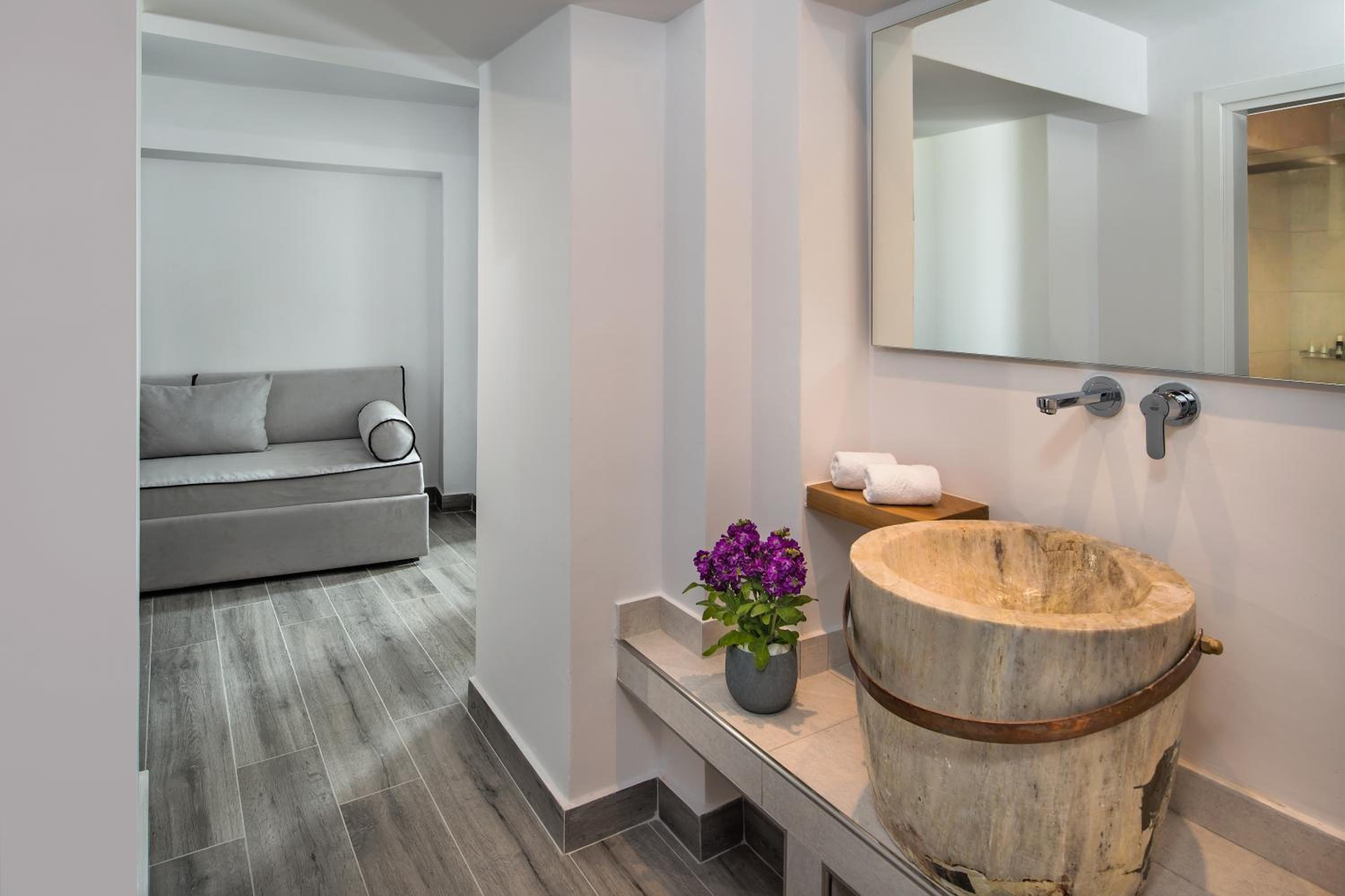 Honeymoon Suite - Photo 14