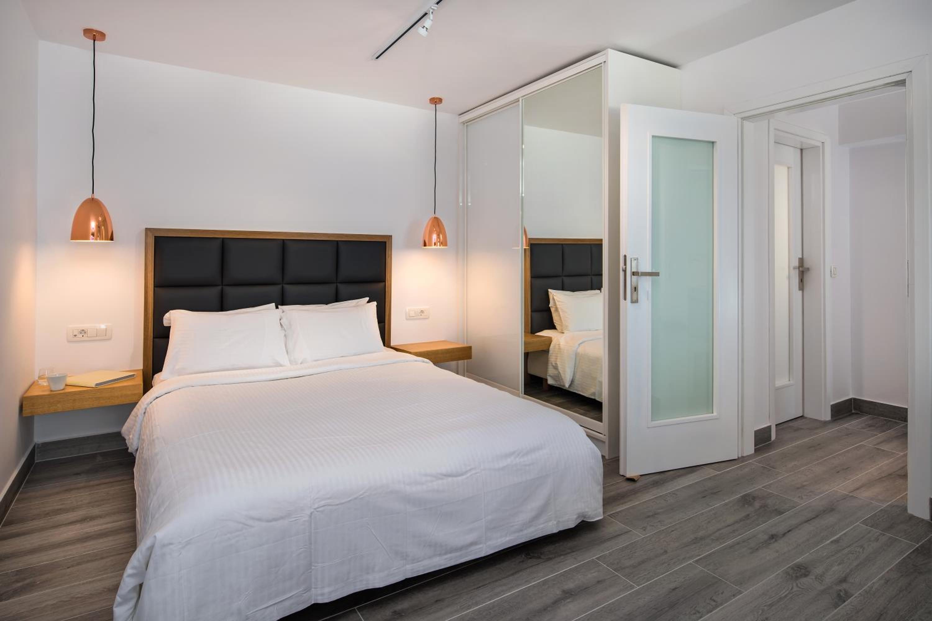 Honeymoon Suite - Photo 2