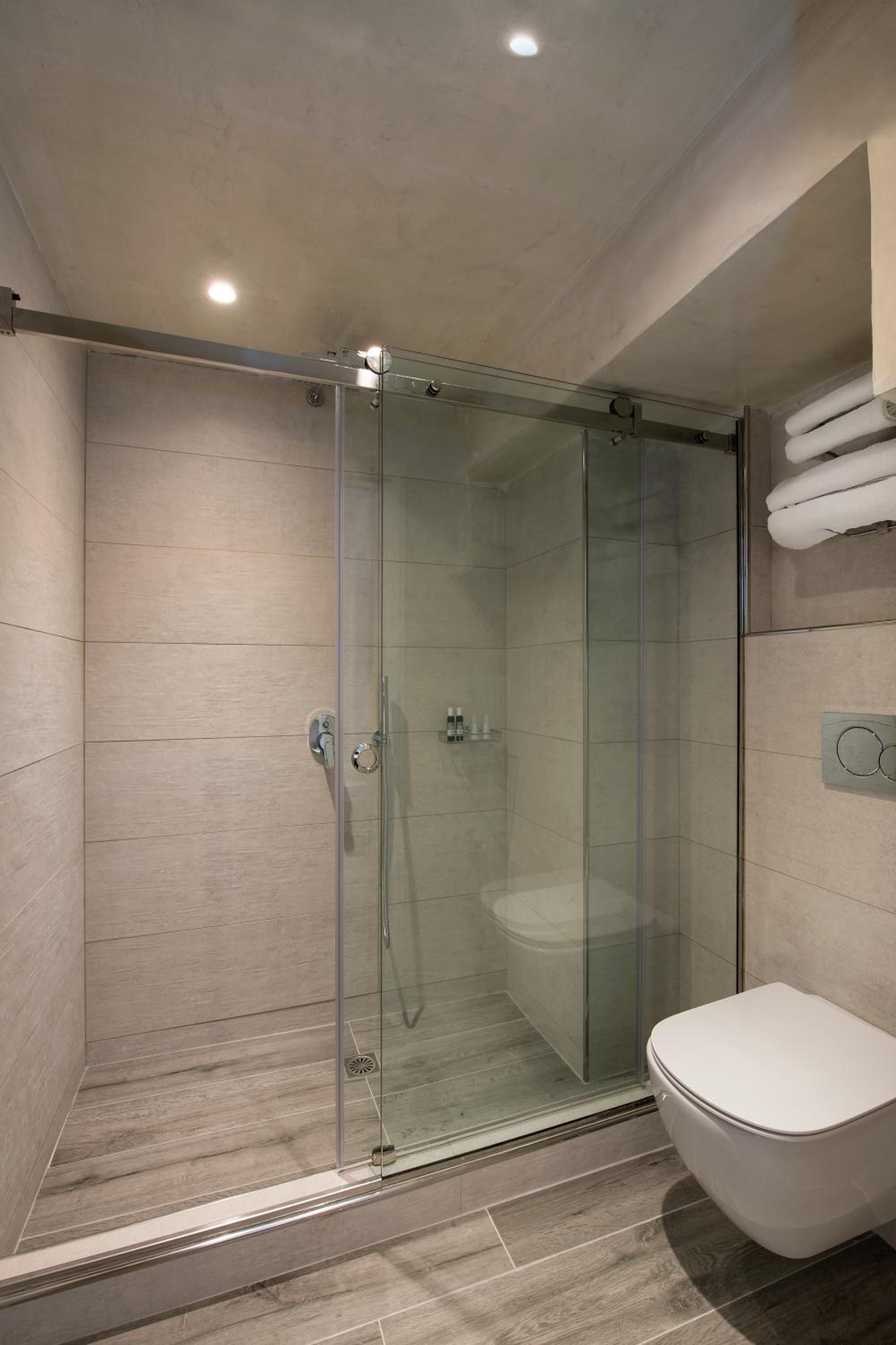 Honeymoon Suite - Photo 3