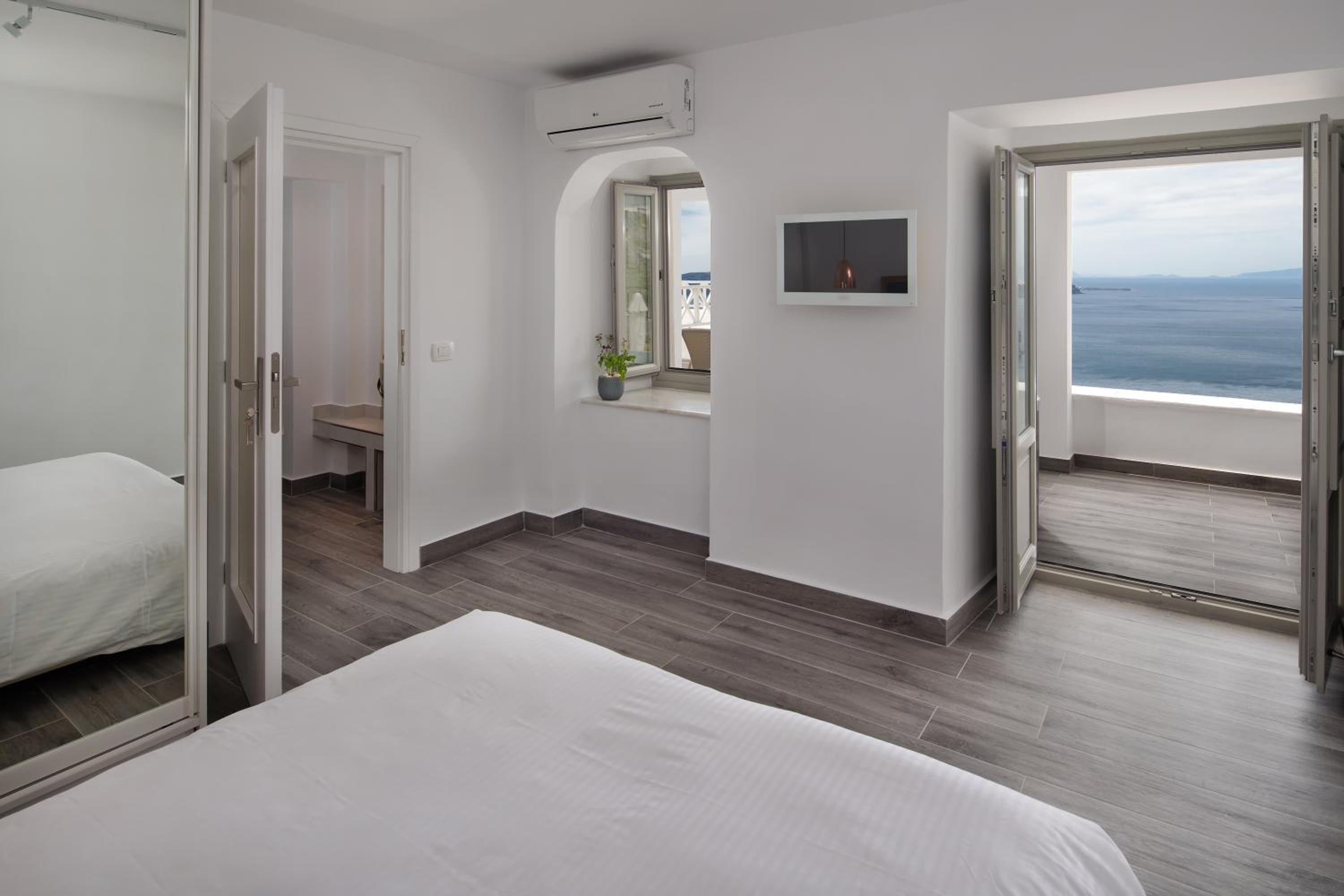 Honeymoon Suite - Photo 6