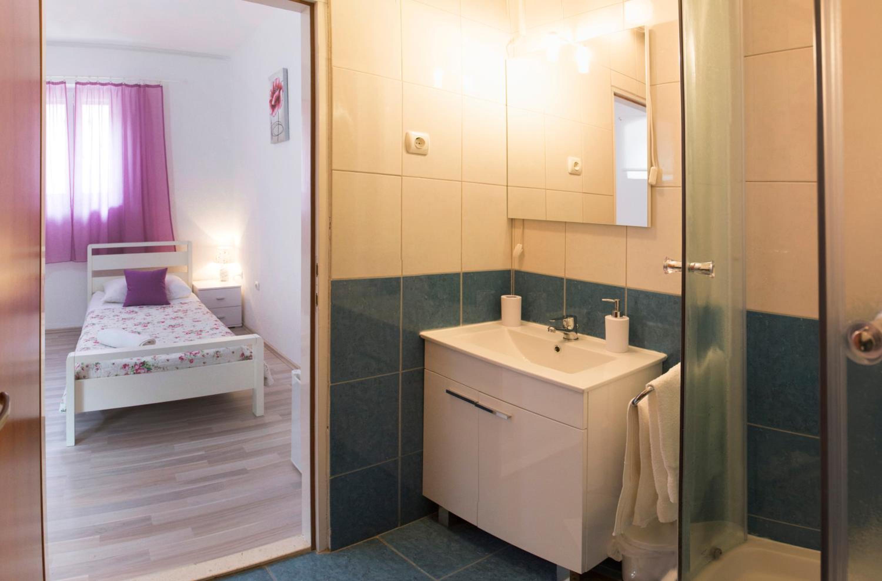 Twin Room - Photo 25