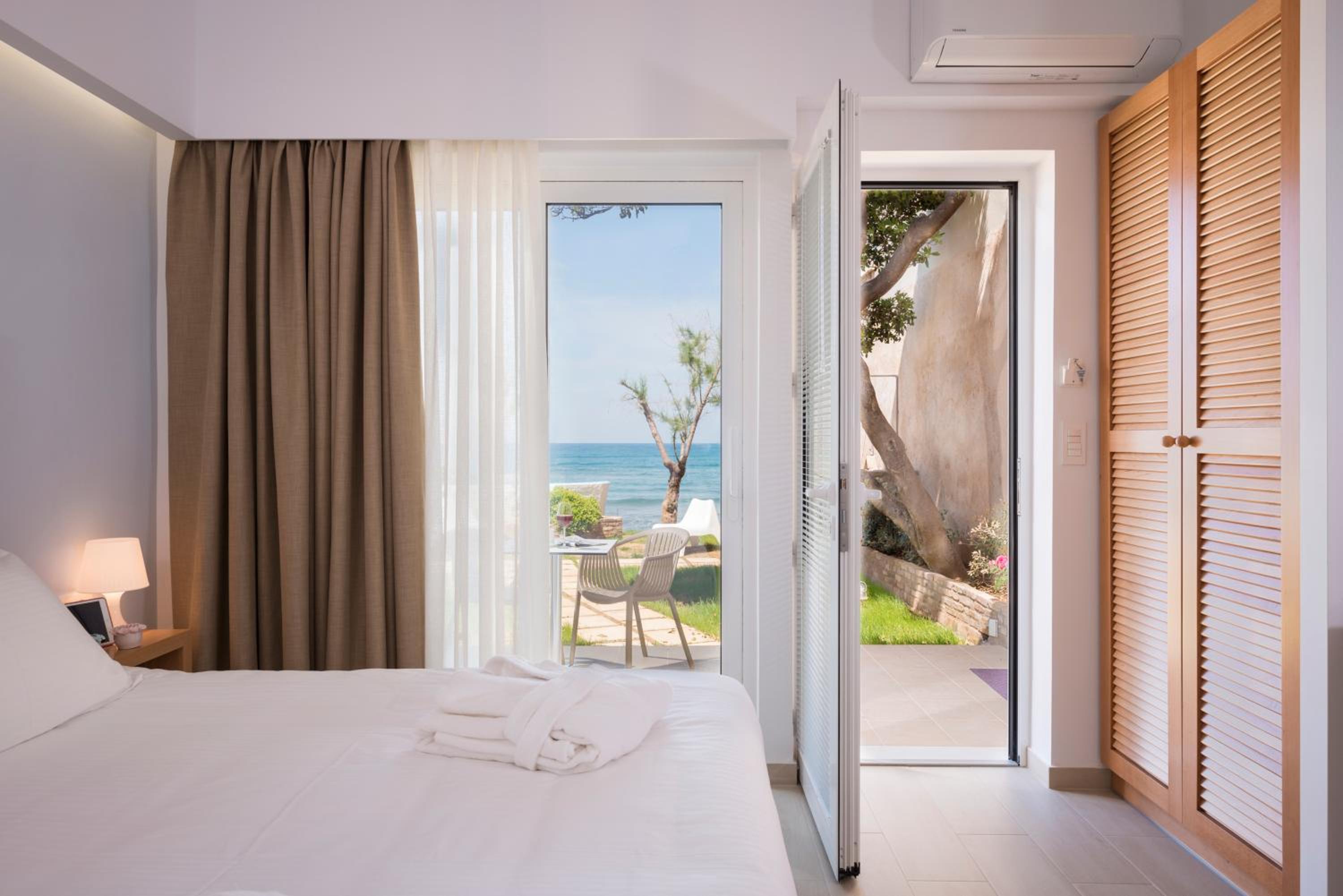 Deluxe Bungalow - Sea Front photo 3