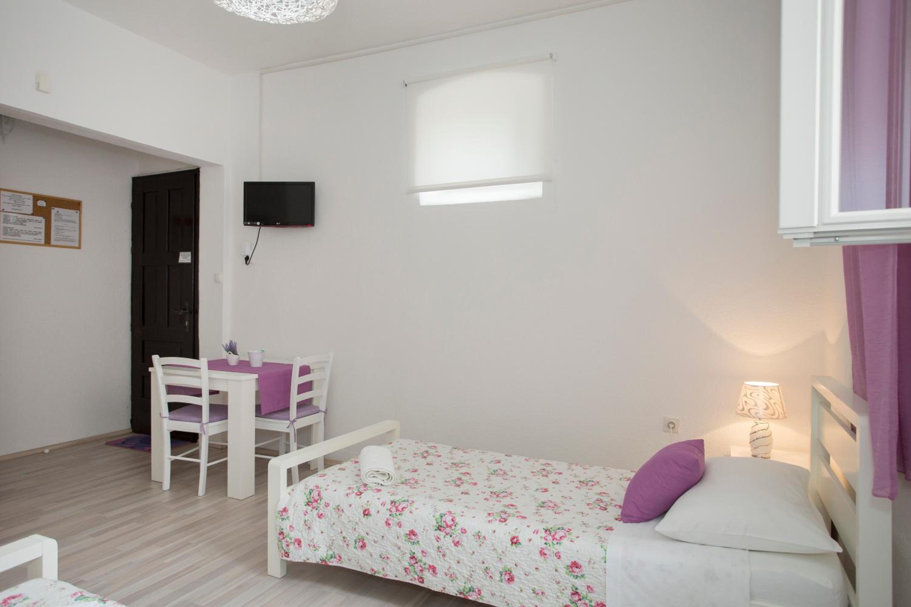 Twin Room - Photo 31
