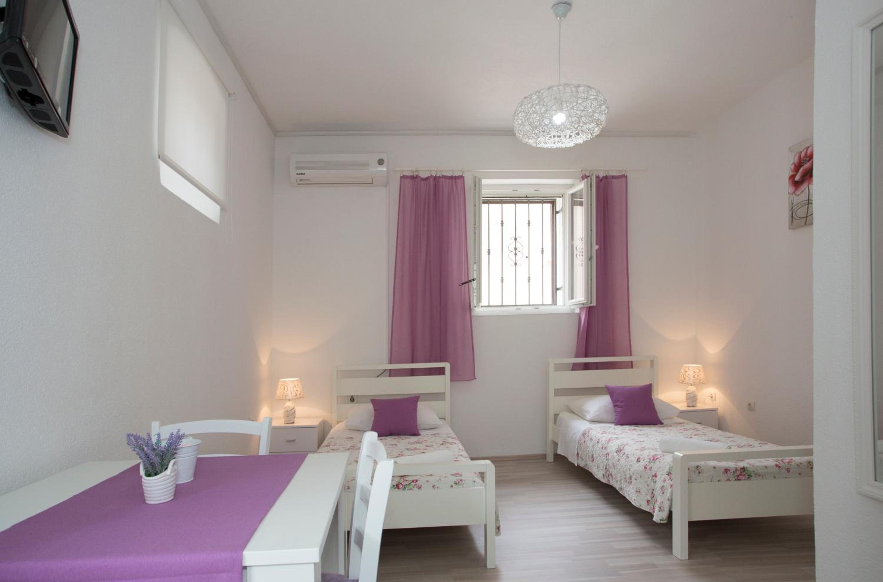 Twin Room - Photo 2