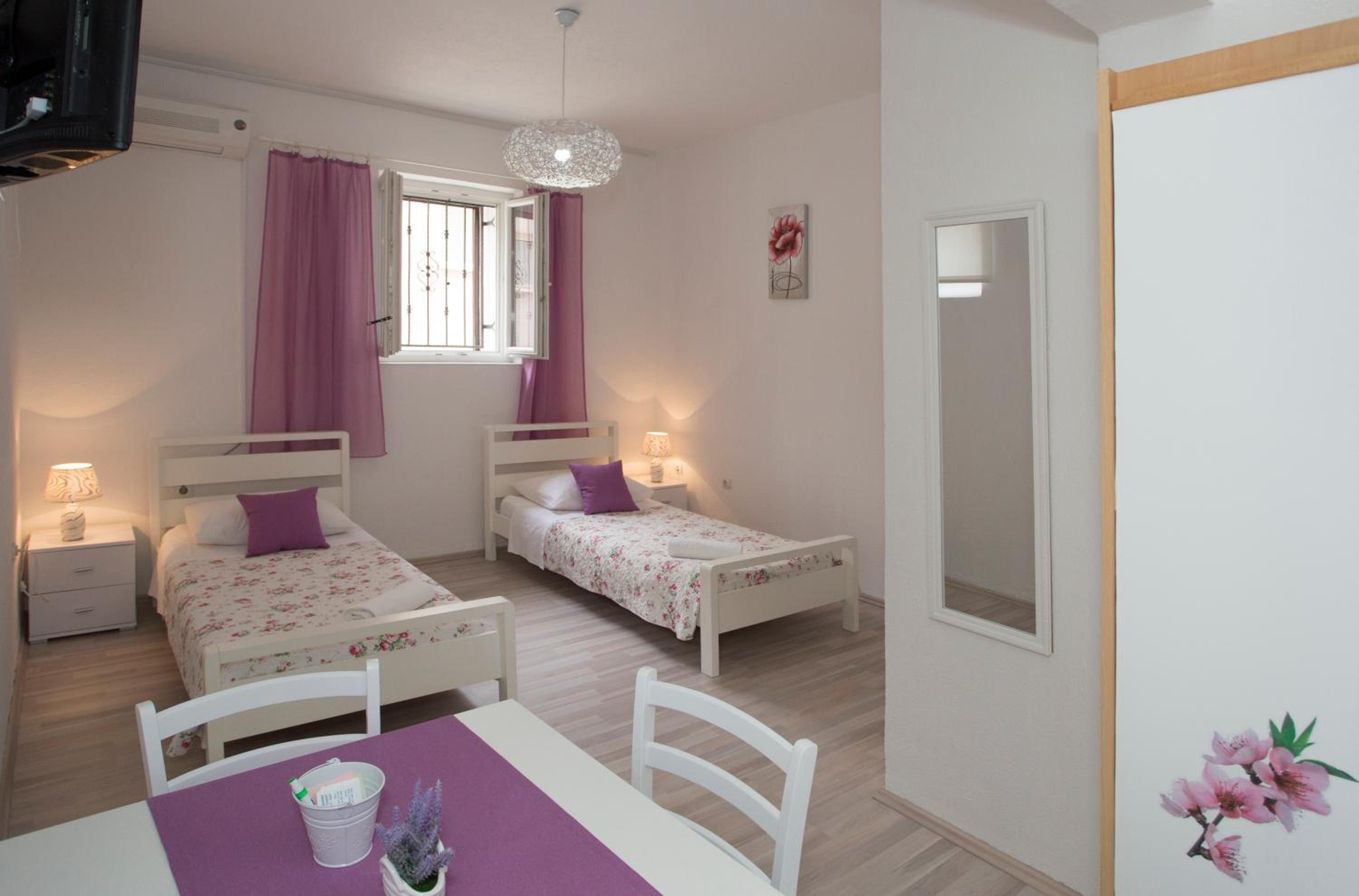 Twin Room - Photo 1