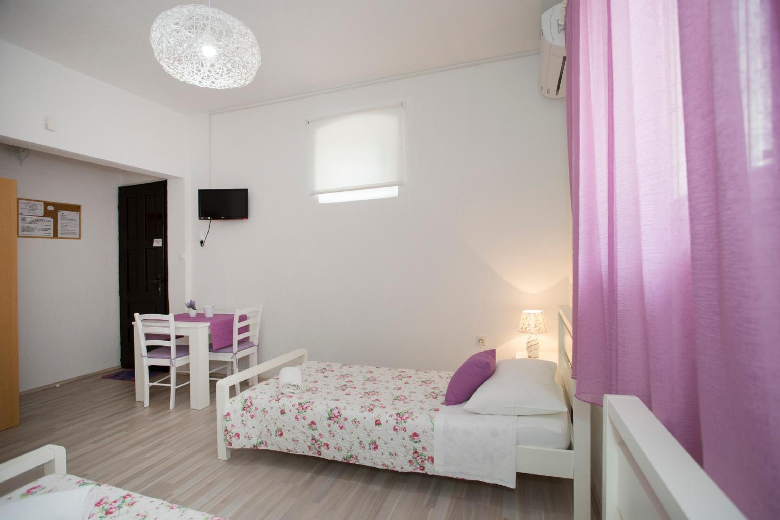 Twin Room - Photo 3