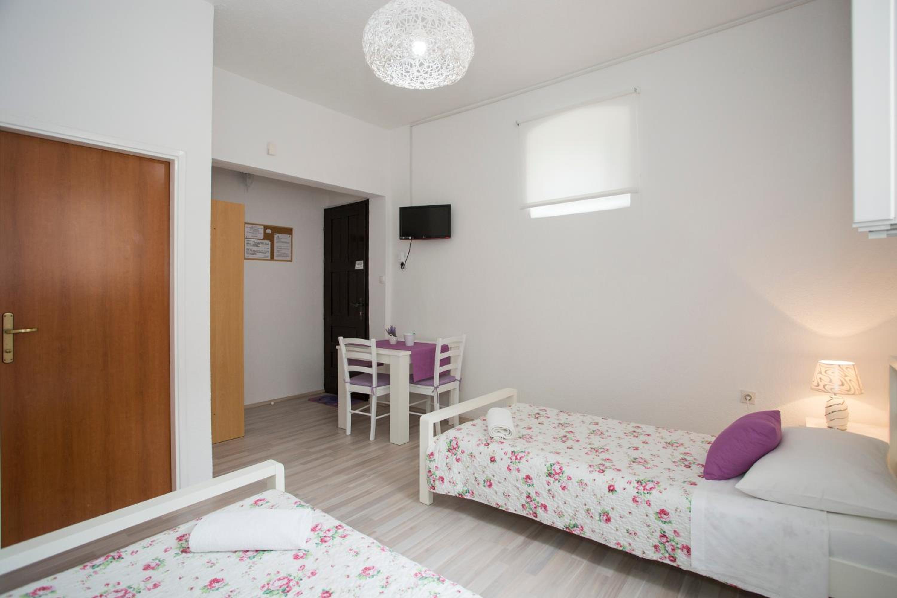 Twin Room - Photo 5