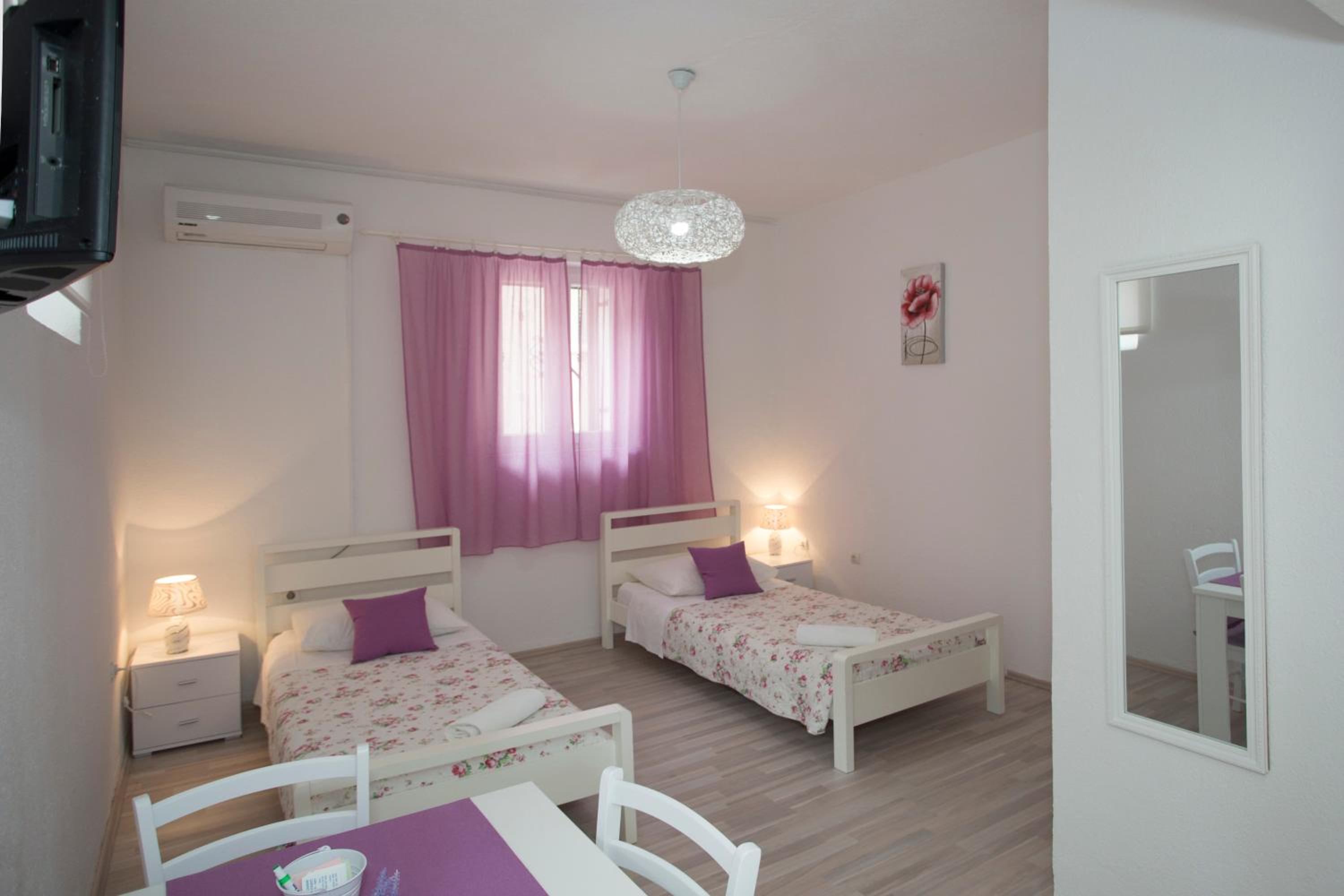 Twin Room - Photo 6