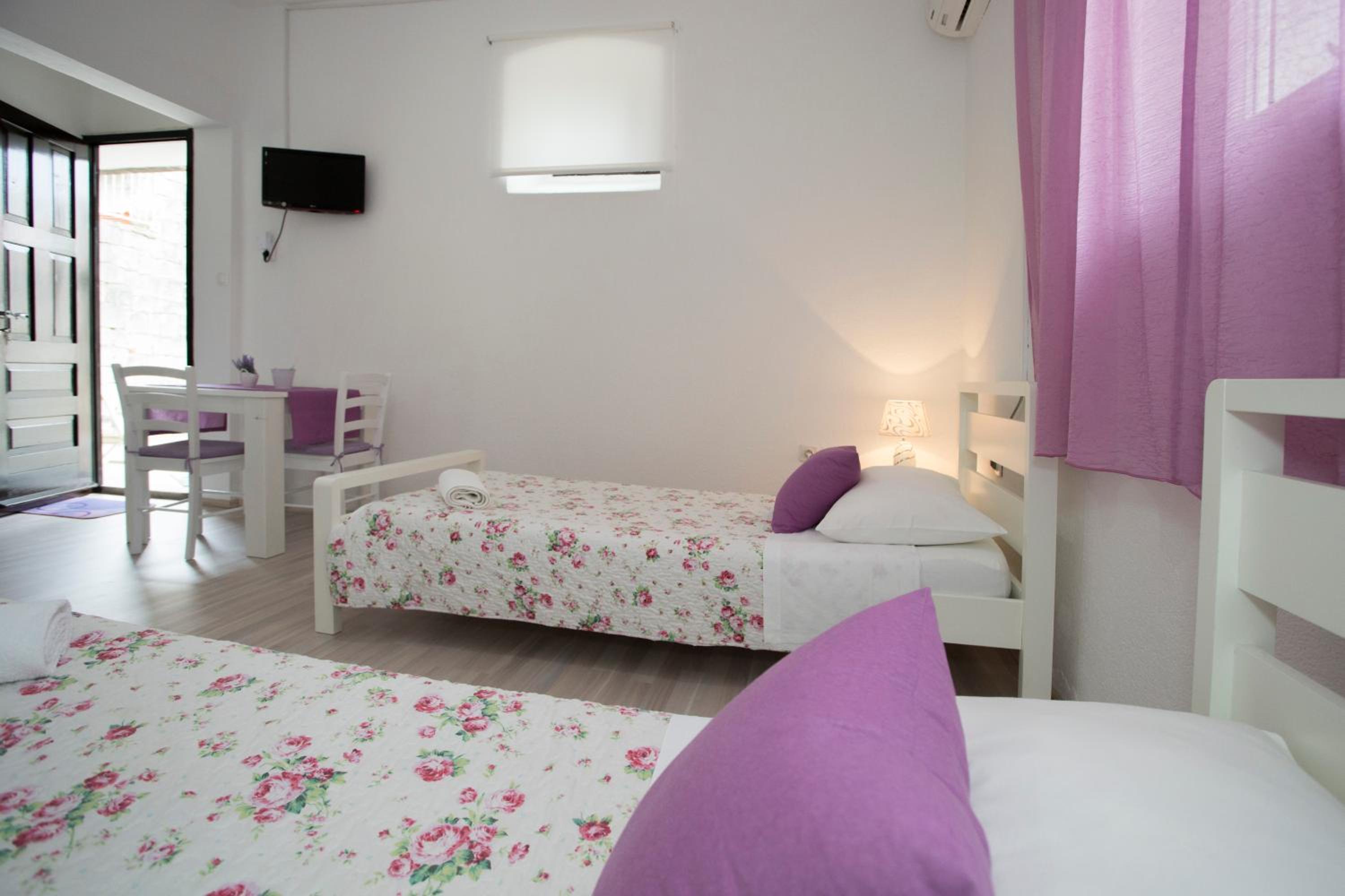 Twin Room - Photo 7