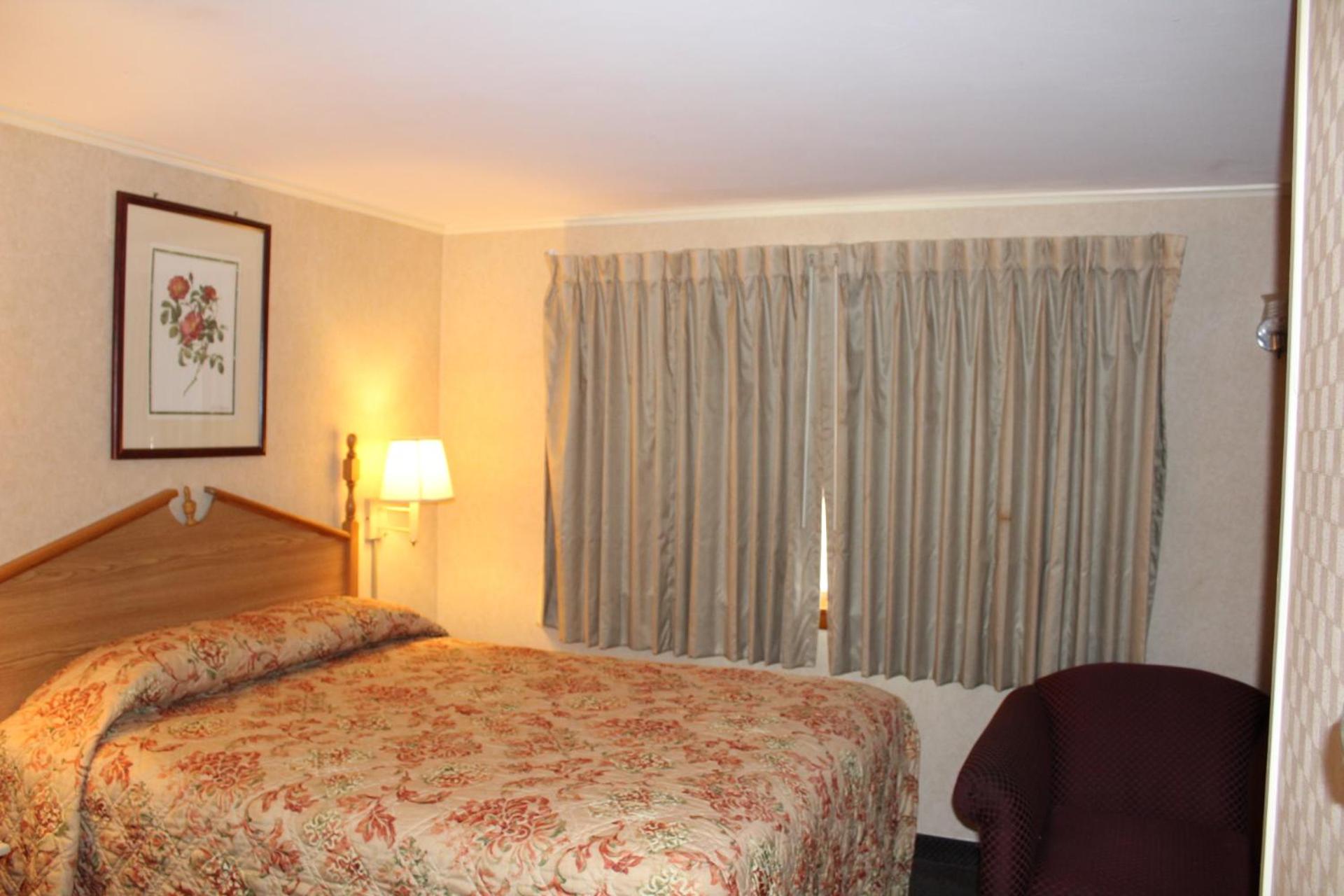 Queen Room - Non-Smoking photo 3