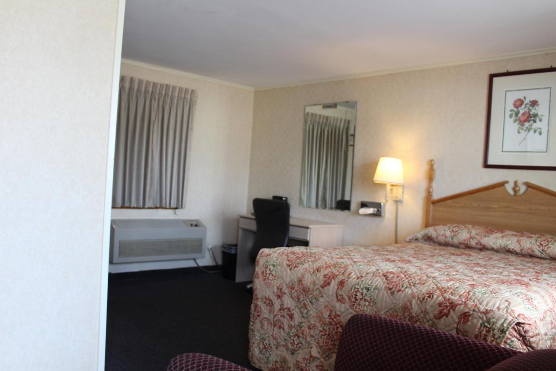 Queen Room - Non-Smoking photo 2