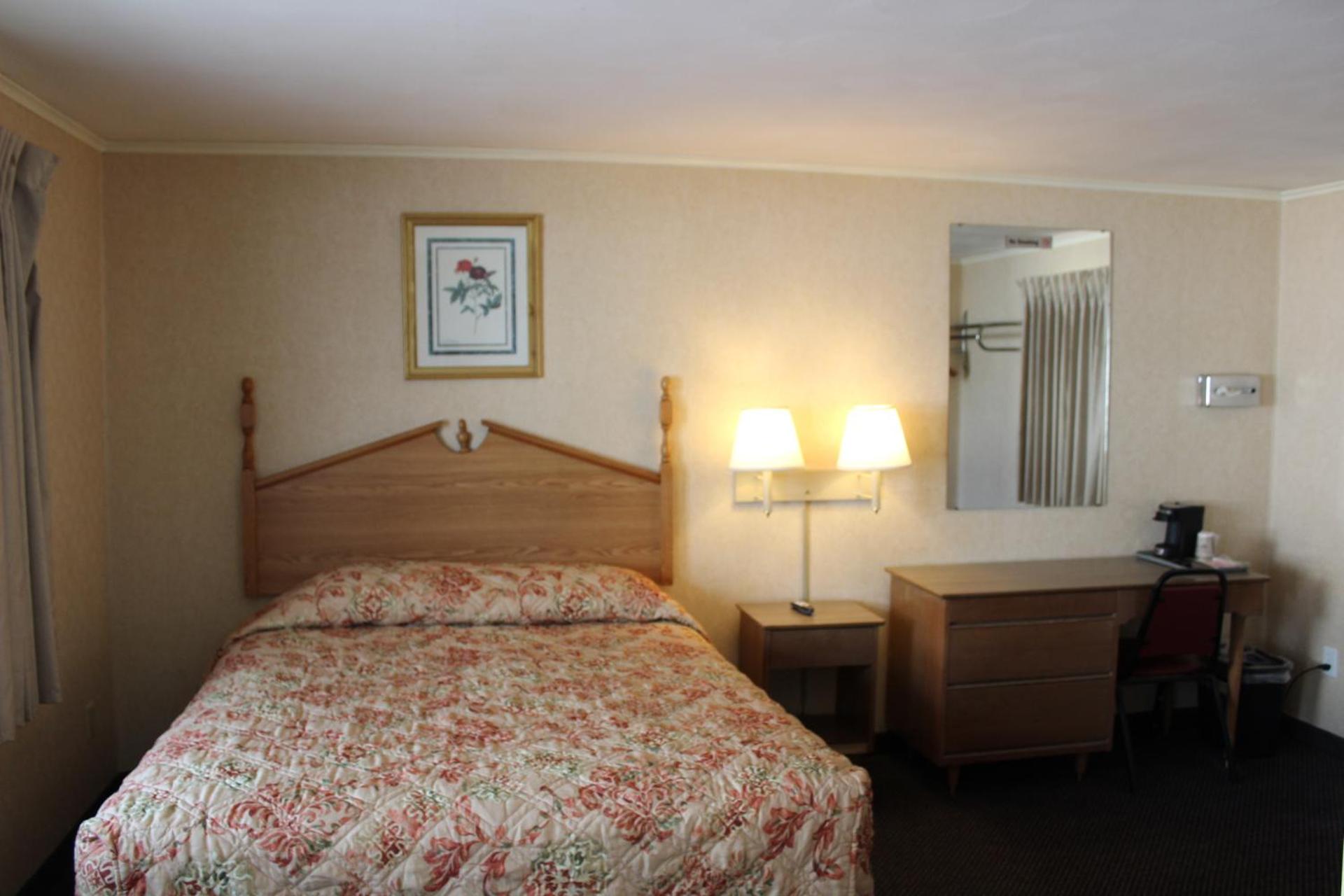Queen Room - Non-Smoking photo 1