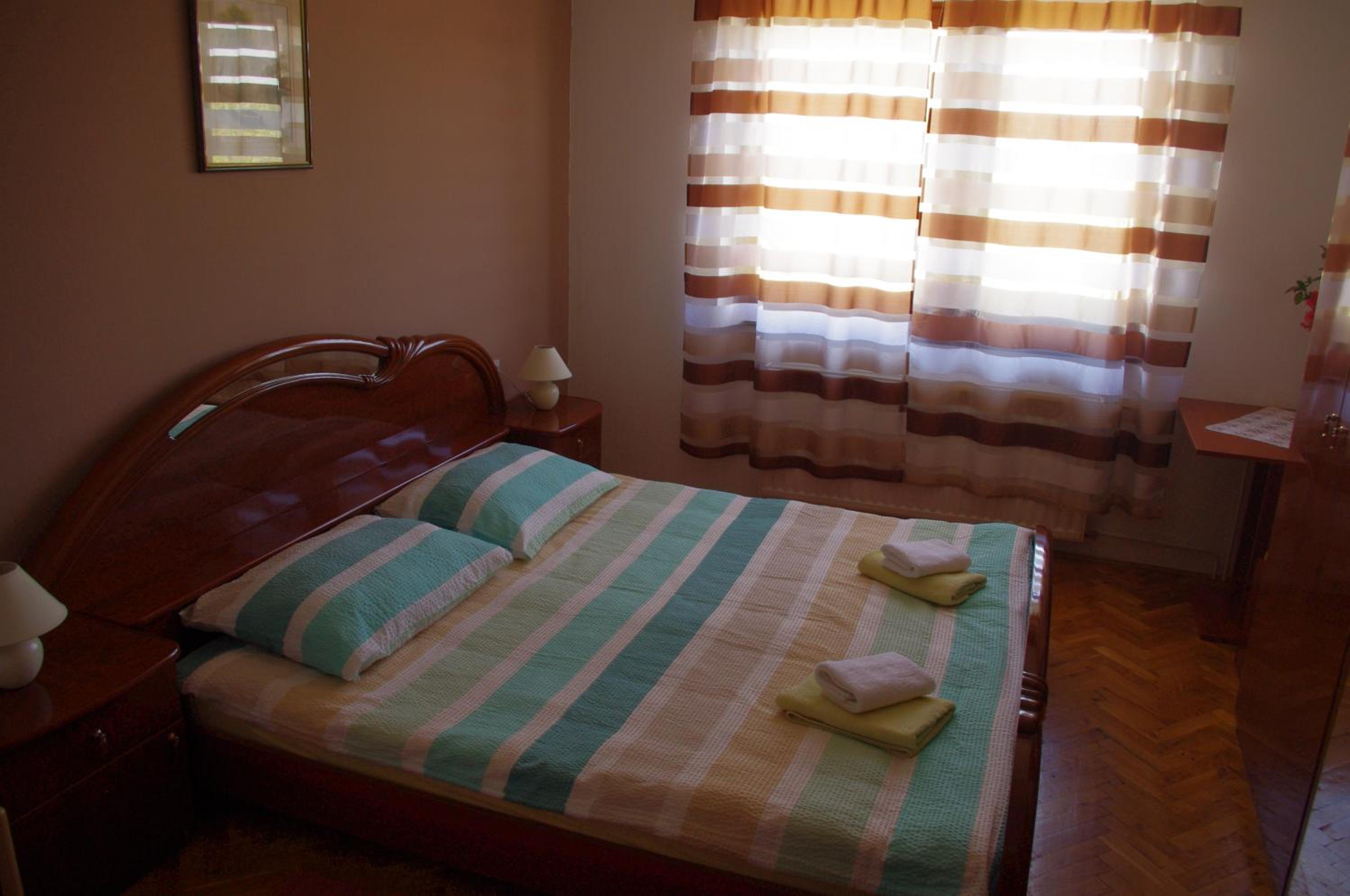 Apartment with Balcony - Photo 4