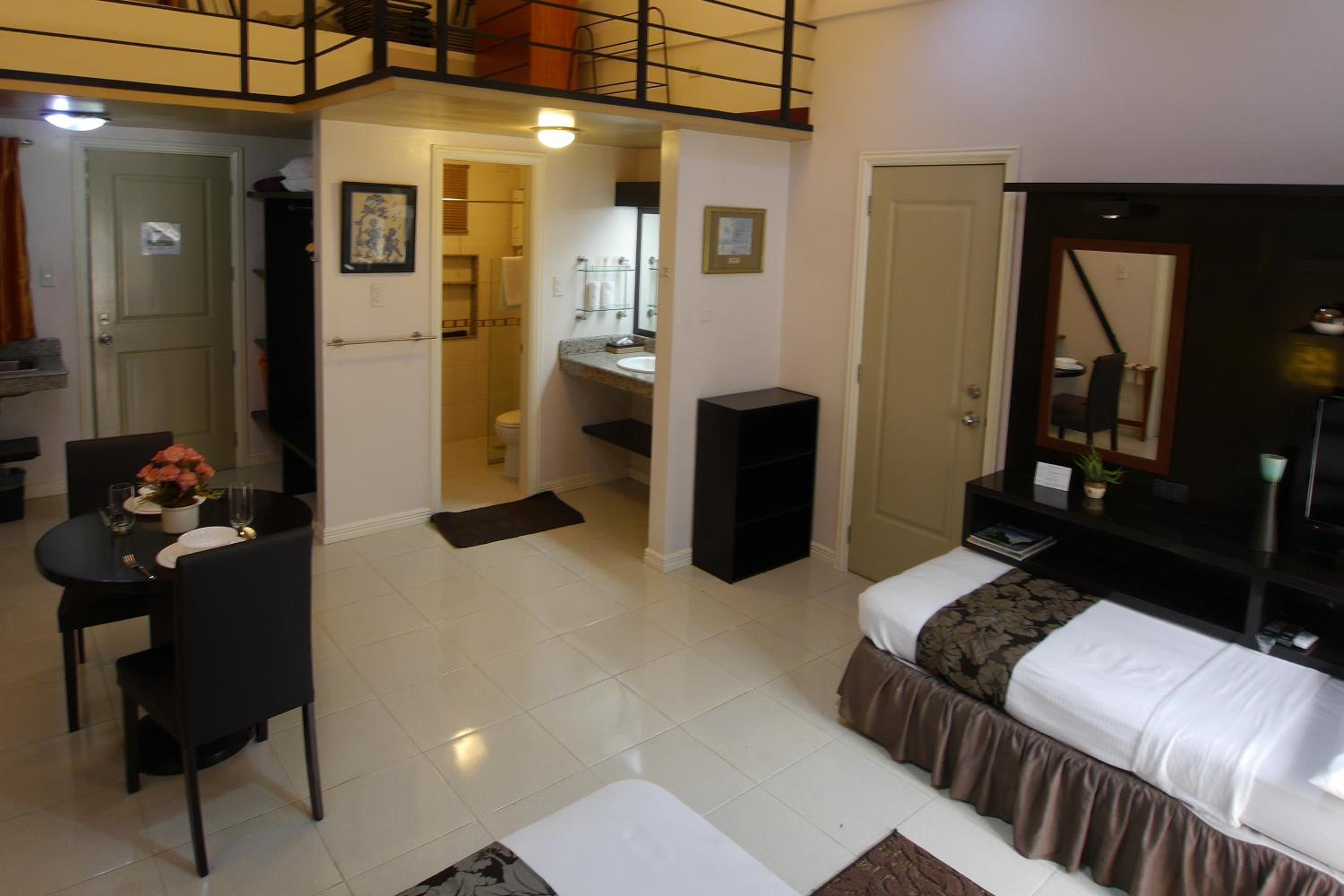 Deluxe Double Room with Balcony - Photo 10