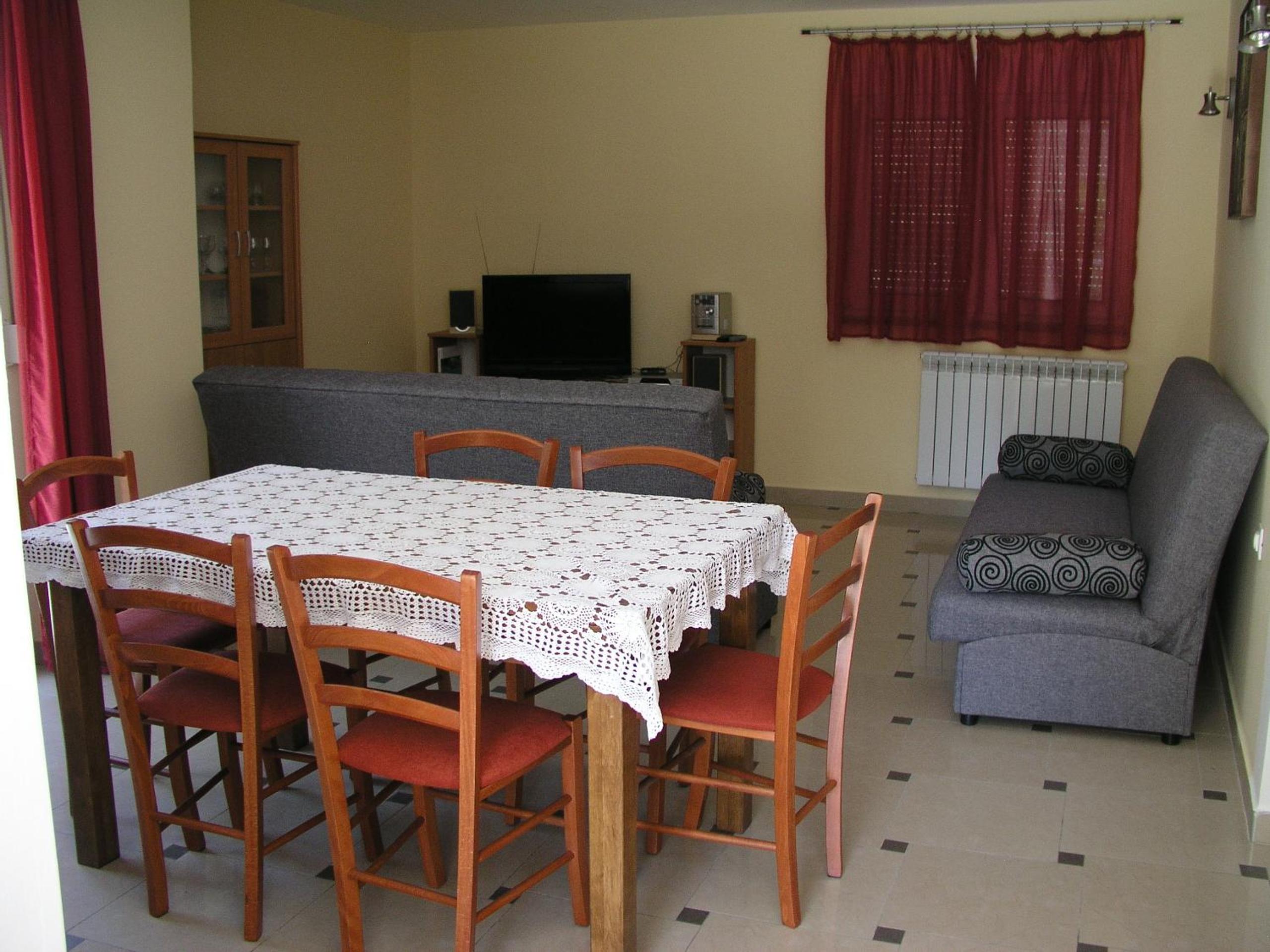 Apartment with Balcony - Photo 6
