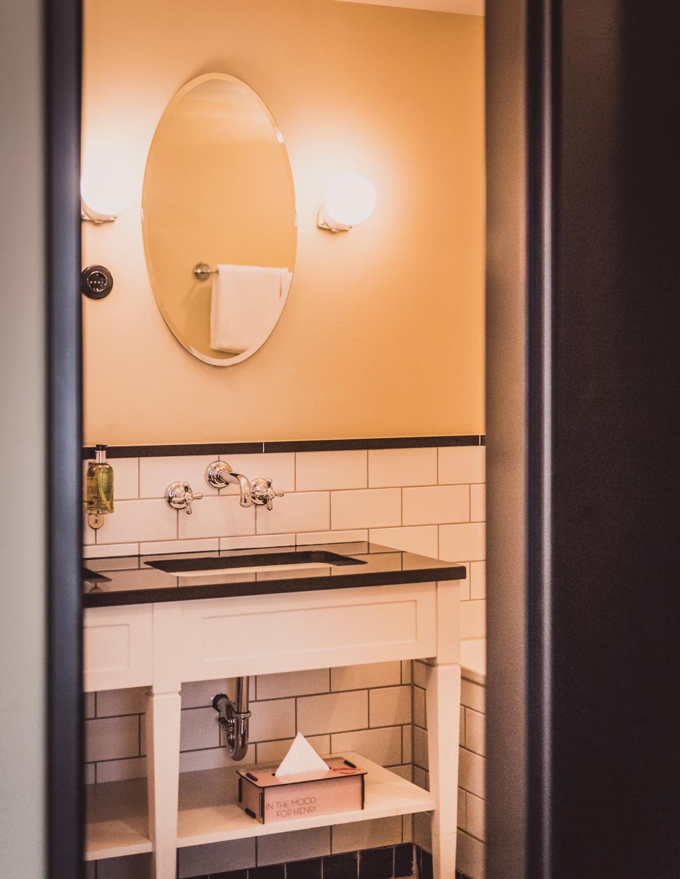 Suite - Photo 8