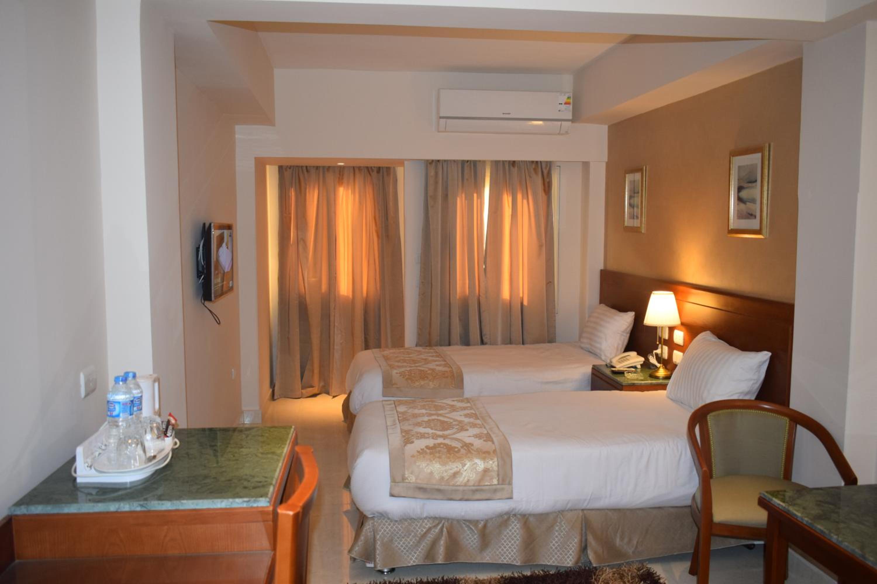 Deluxe Twin Room - Photo 13