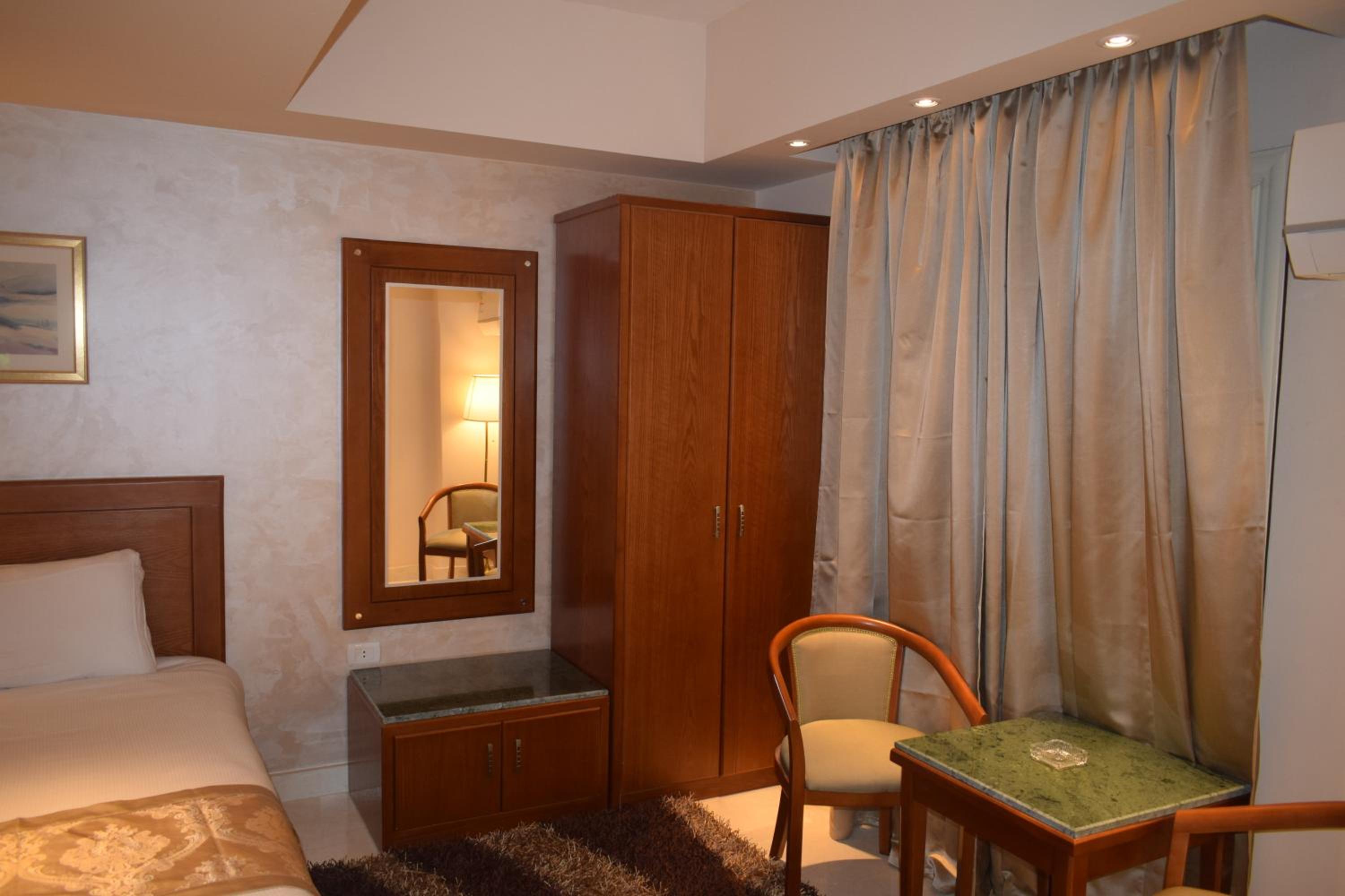 Deluxe Twin Room - Photo 17