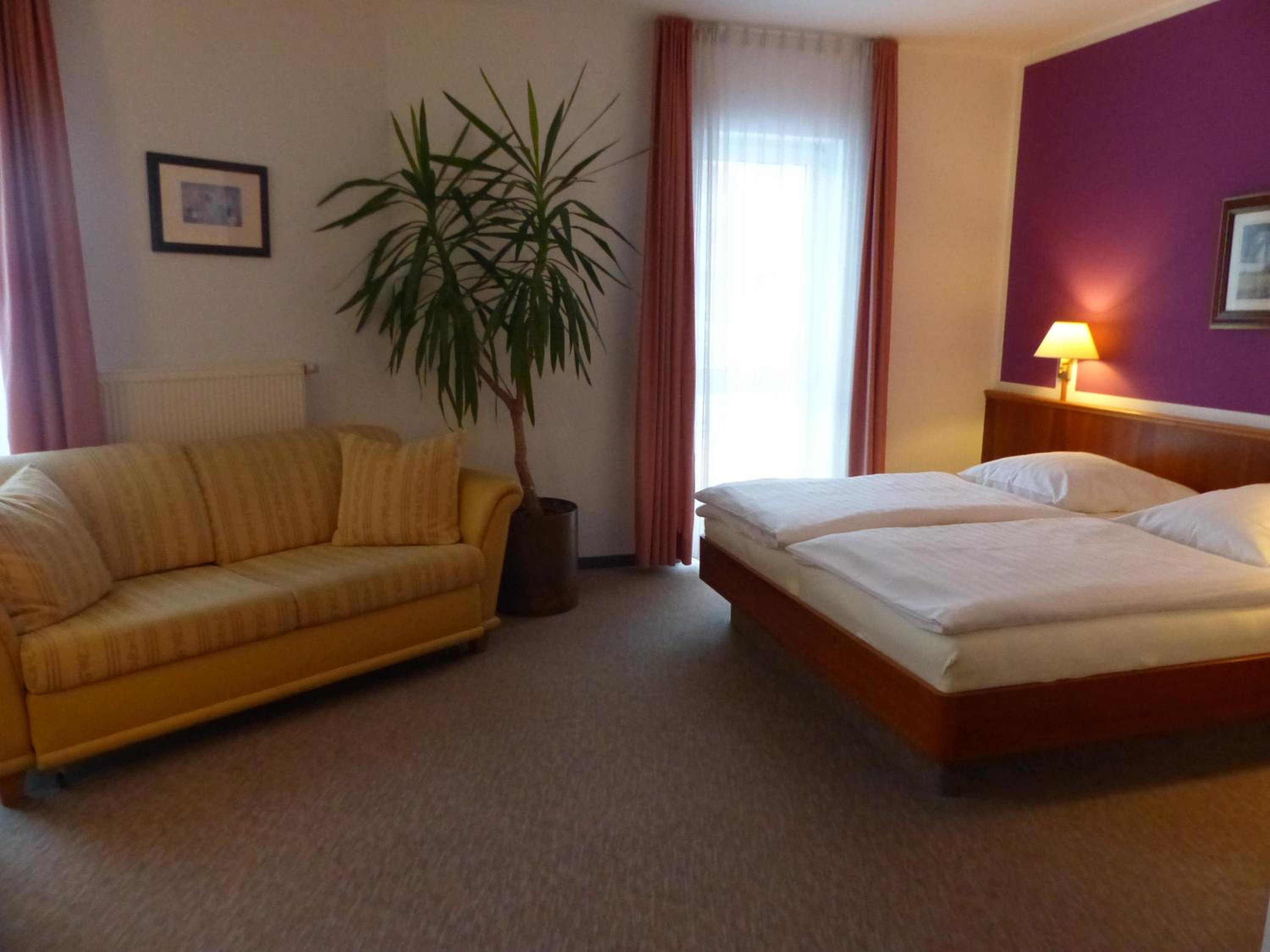 Quadruple Room with Bathroom - Photo 4
