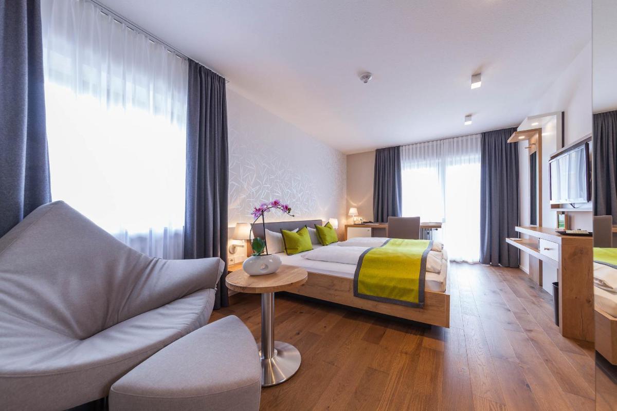 Double Room With Balcony and Partial Lake View photo 1