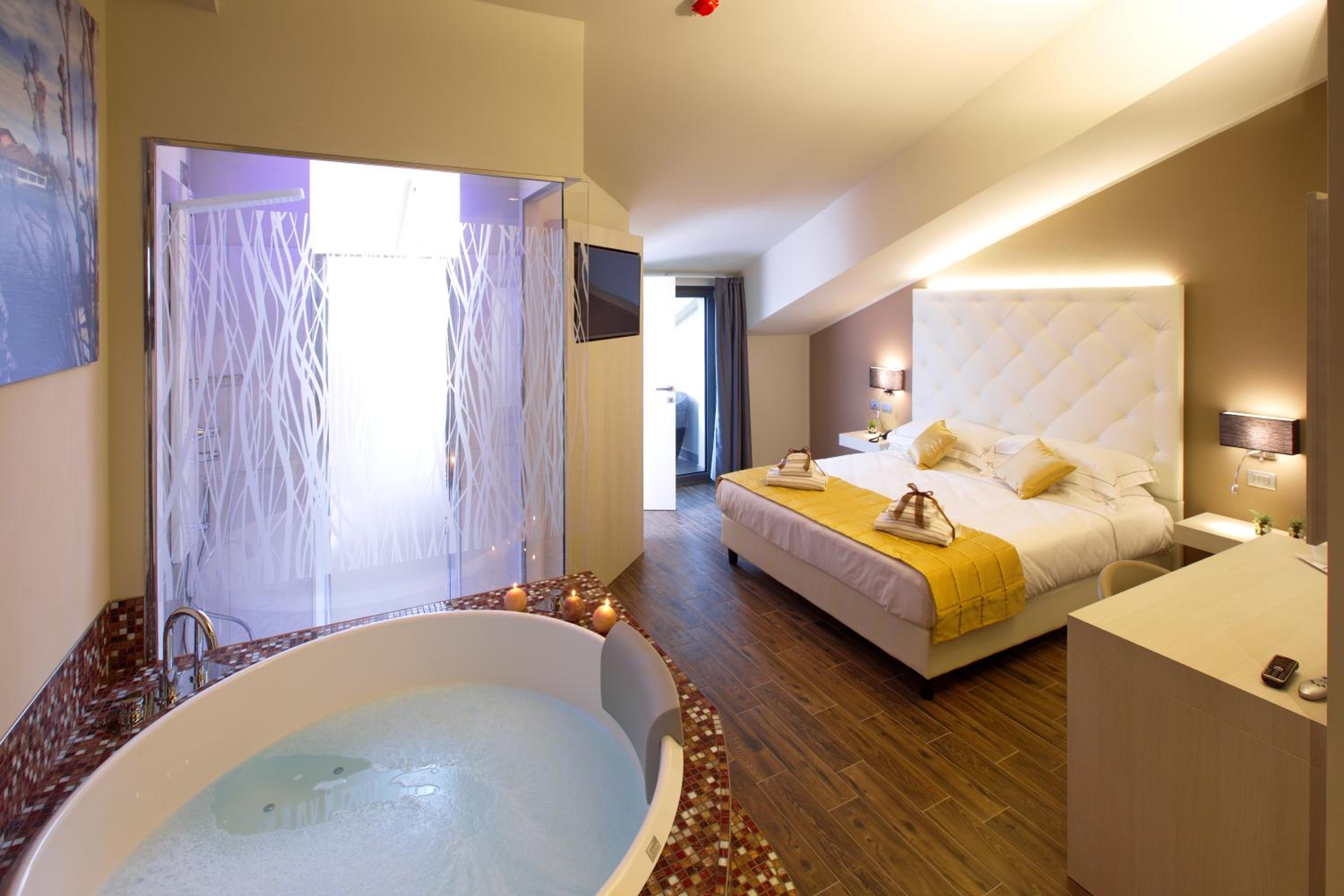 Deluxe Suite with Spa Bath