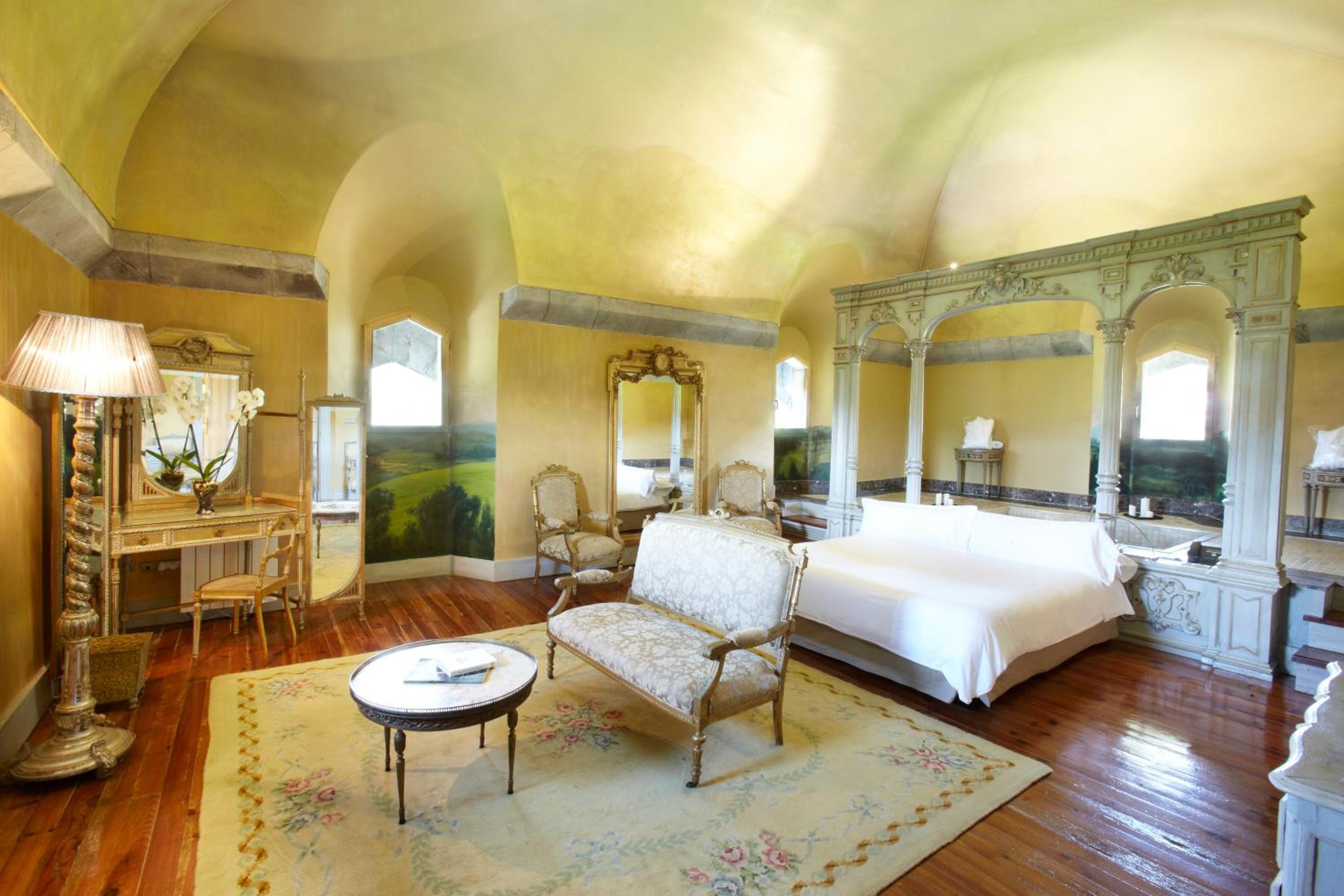 Suite - Photo 1