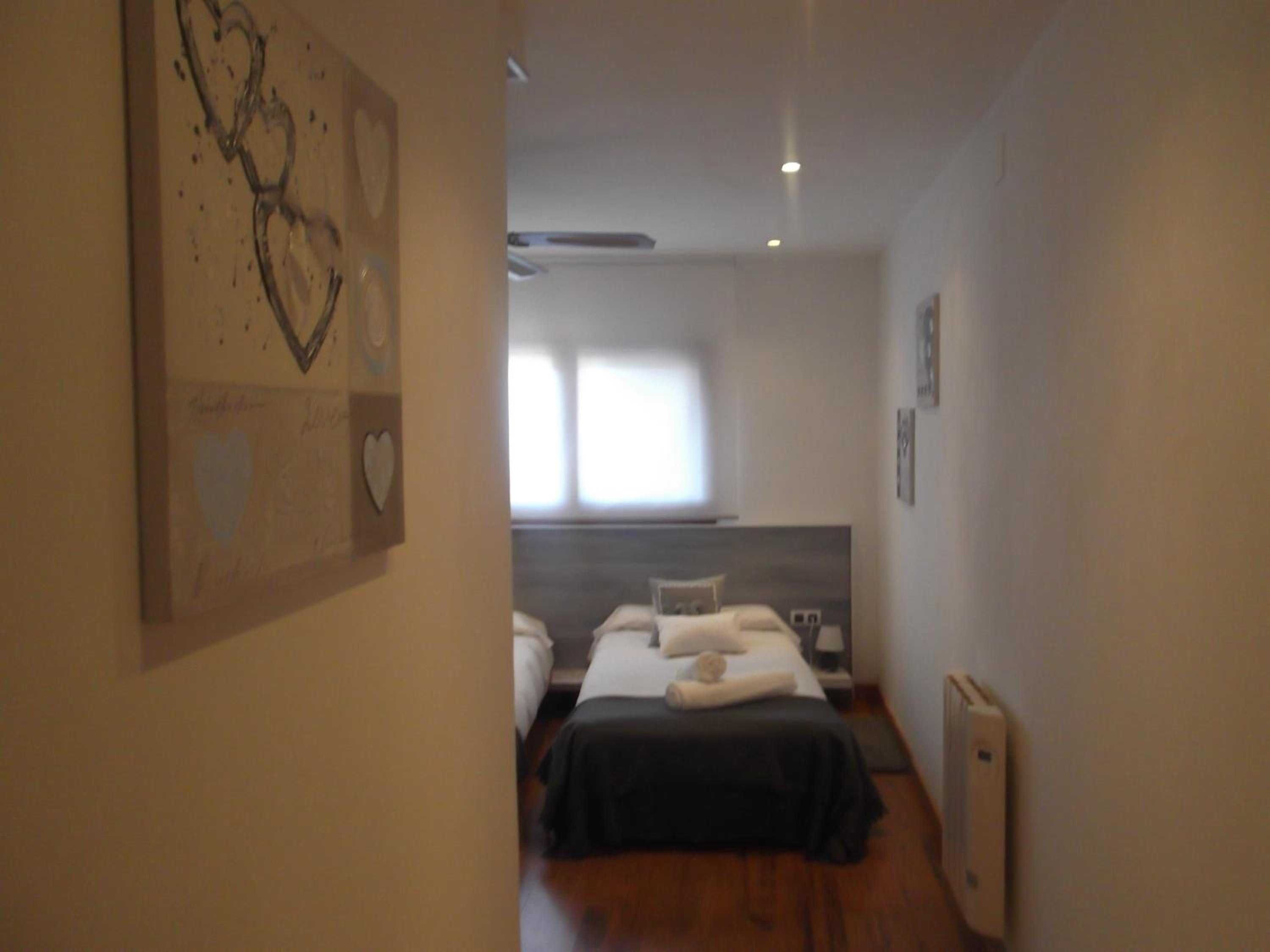 Twin Room with Bathroom - Photo 1