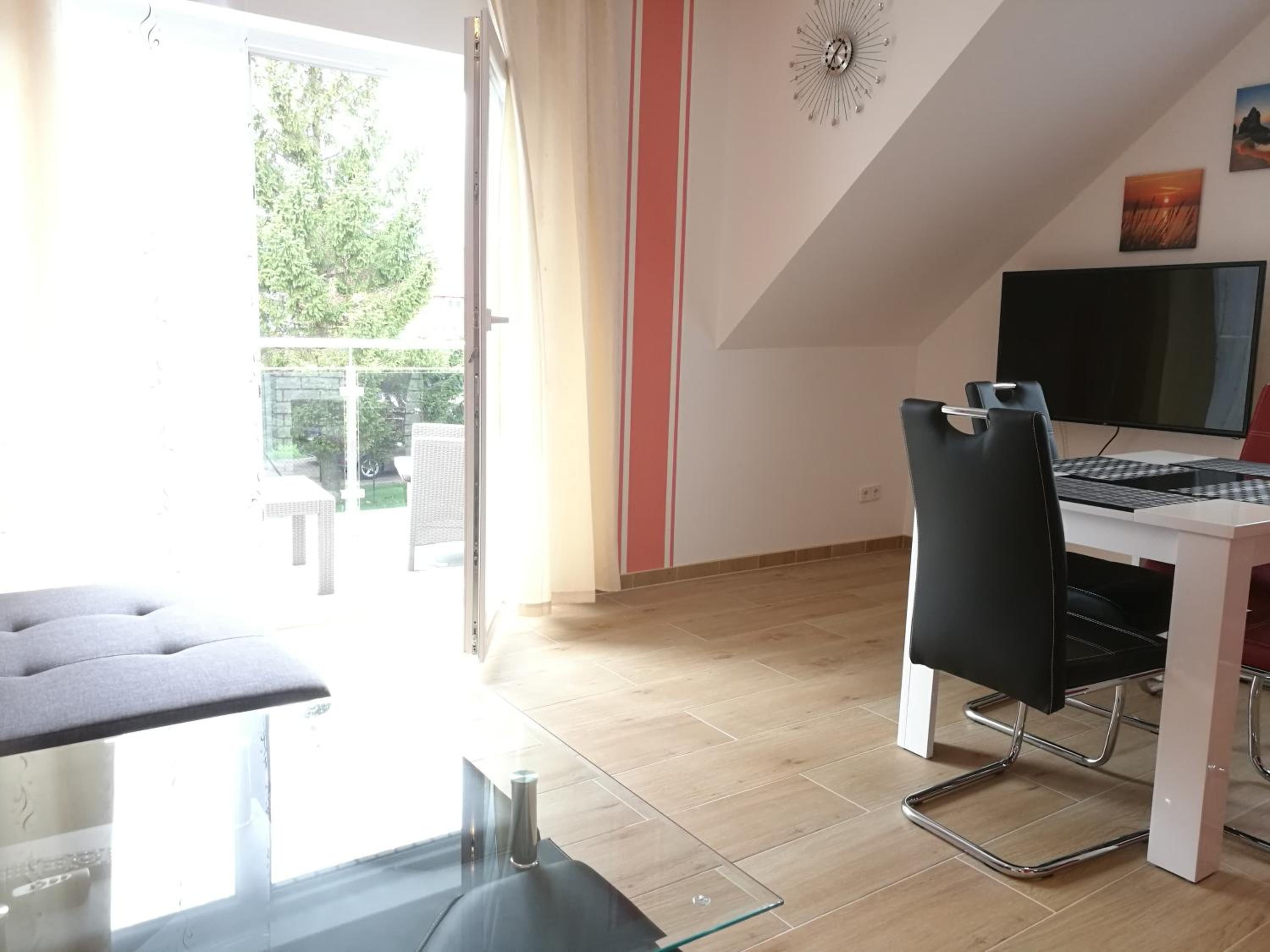 Apartment with Balcony - Photo 6