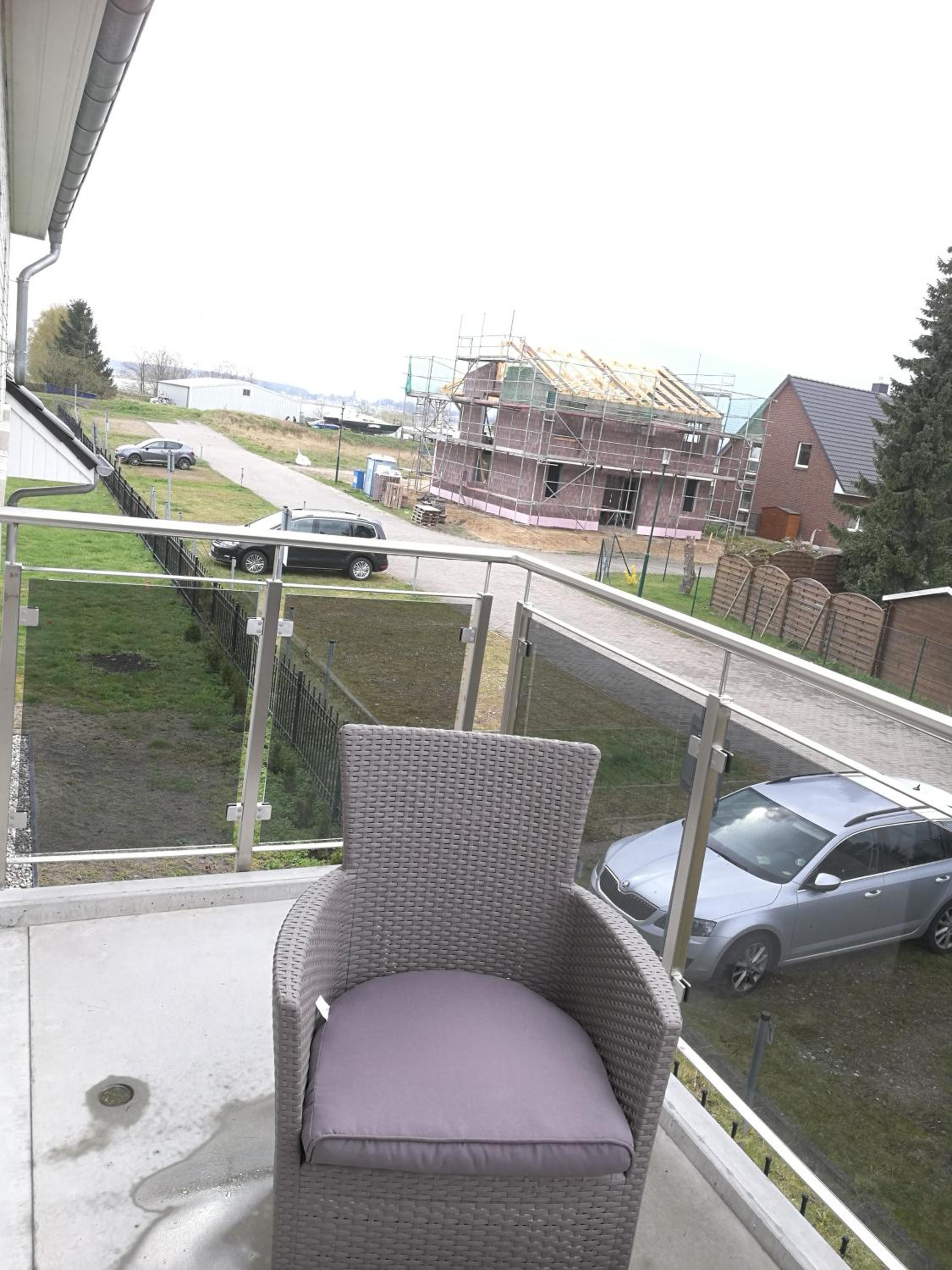 Apartment with Balcony - Photo 5