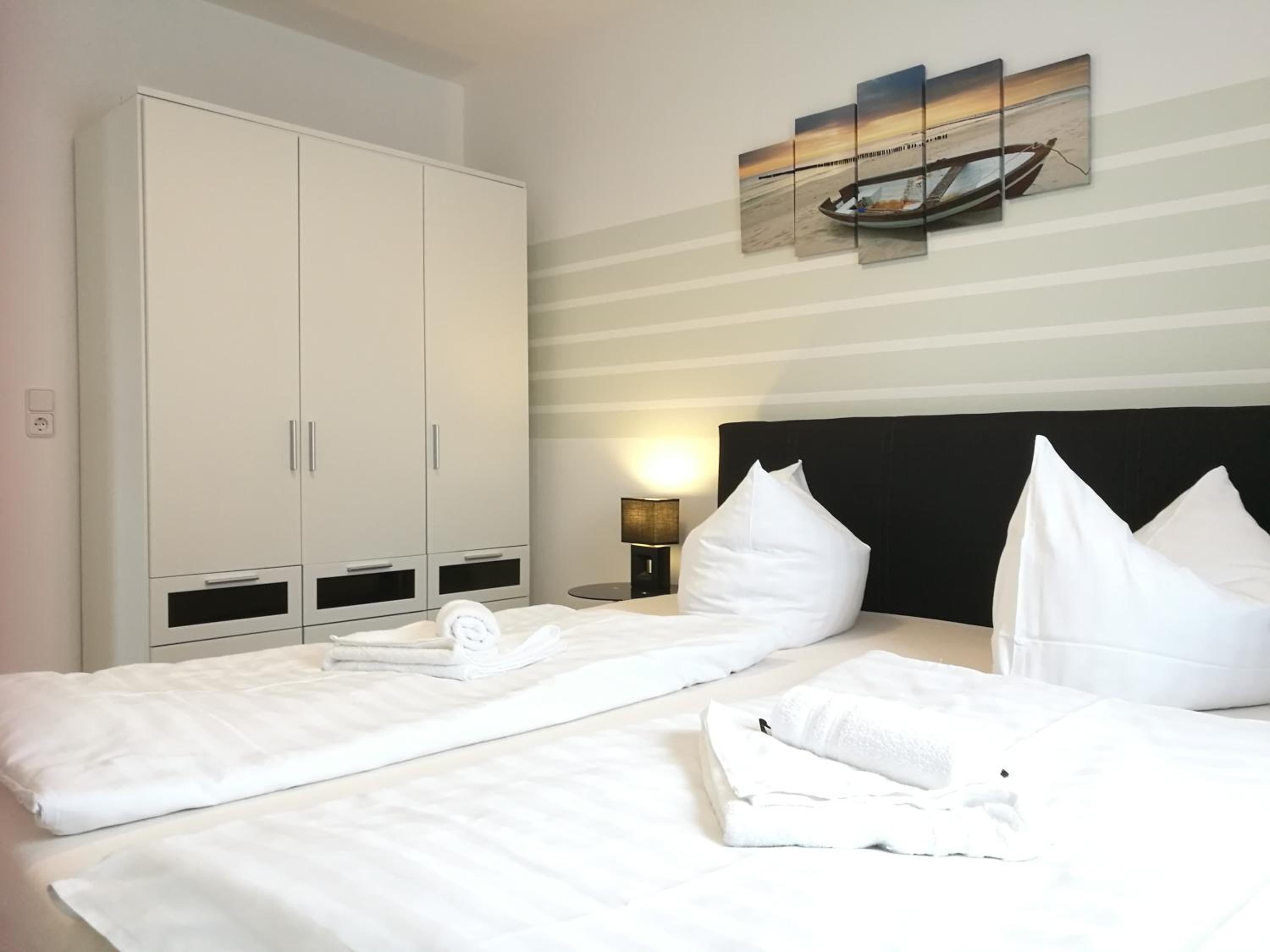 Apartment with Balcony - Photo 3