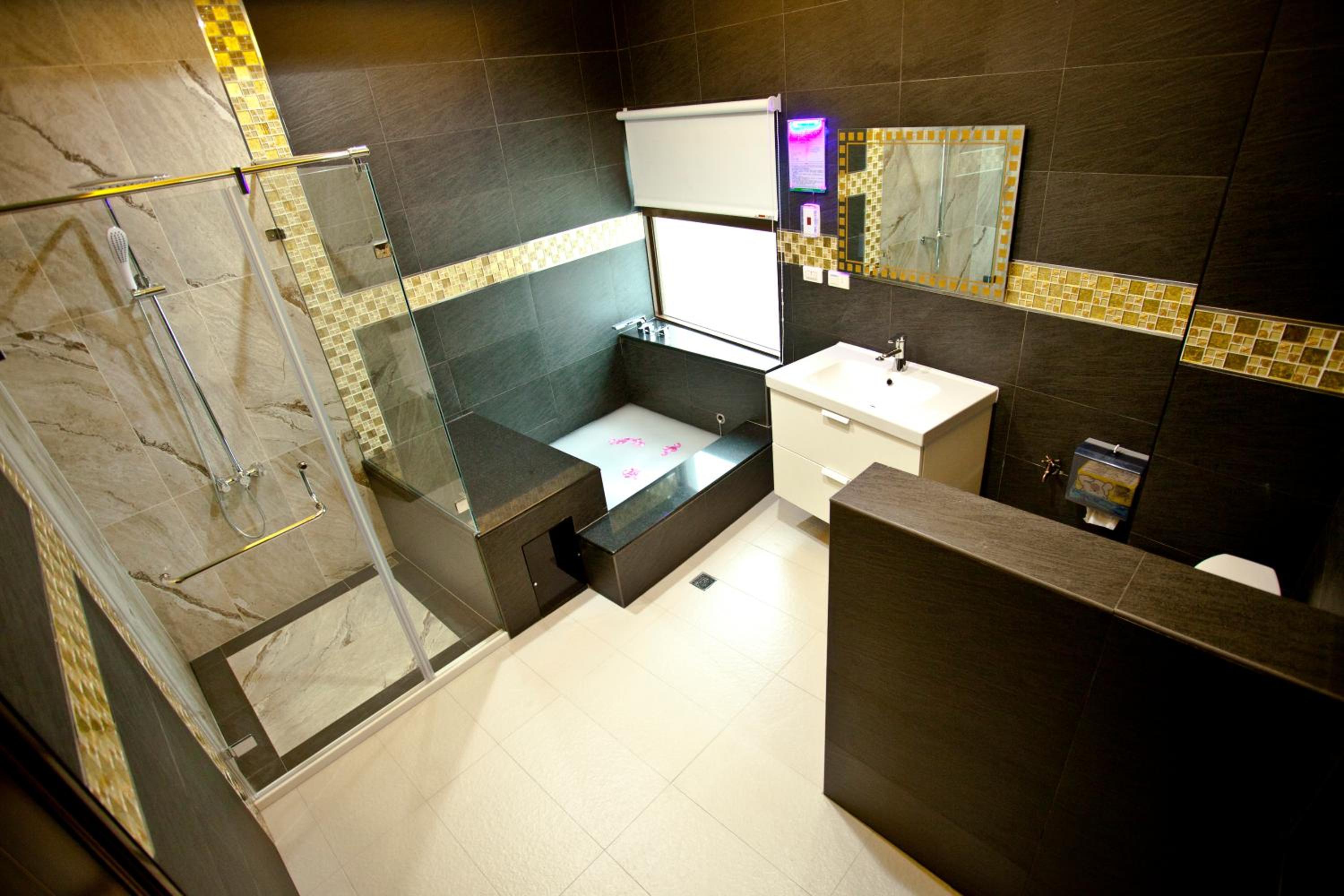 Quadruple Room with Private Bathroom photo 2
