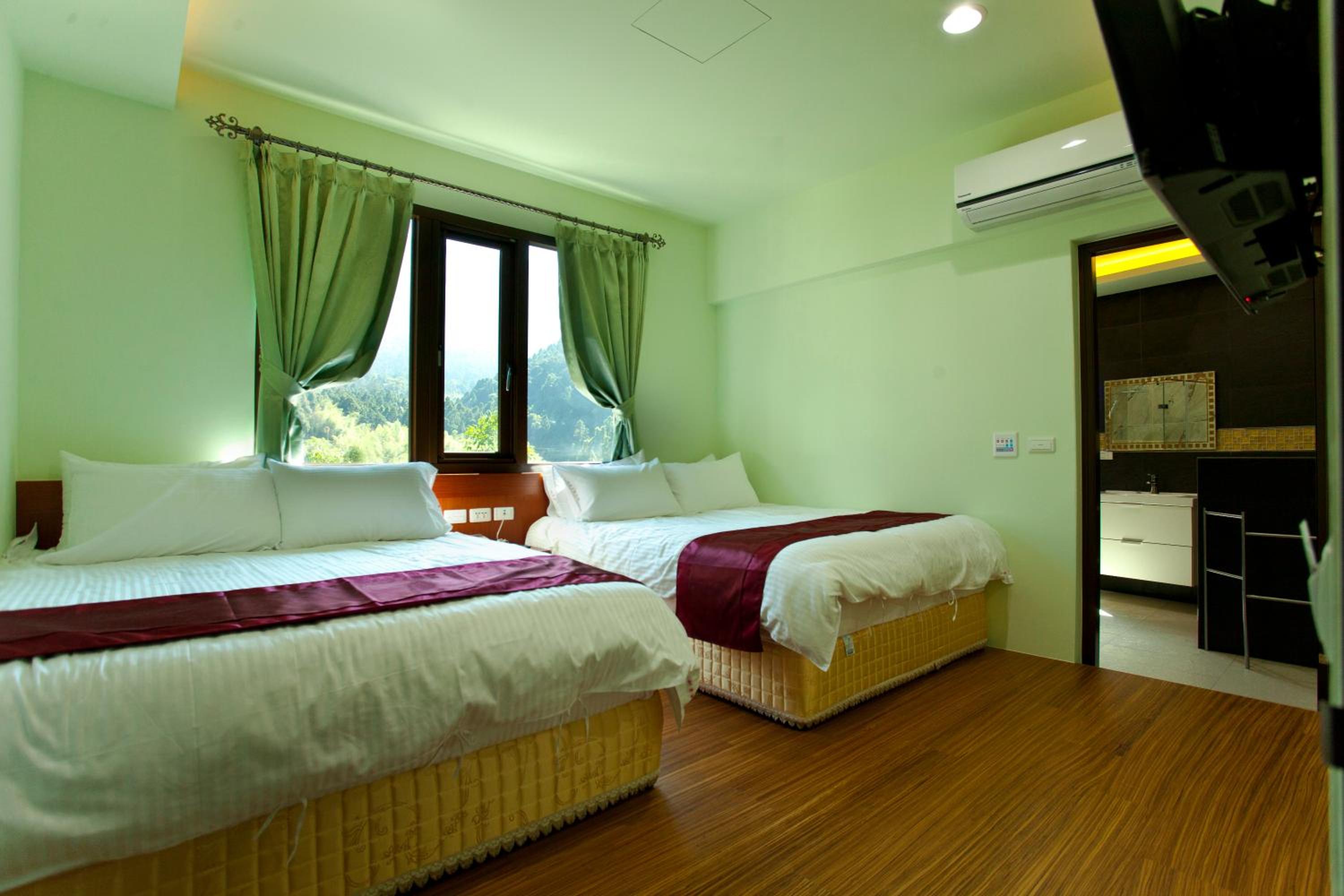 Quadruple Room with Private Bathroom photo 1