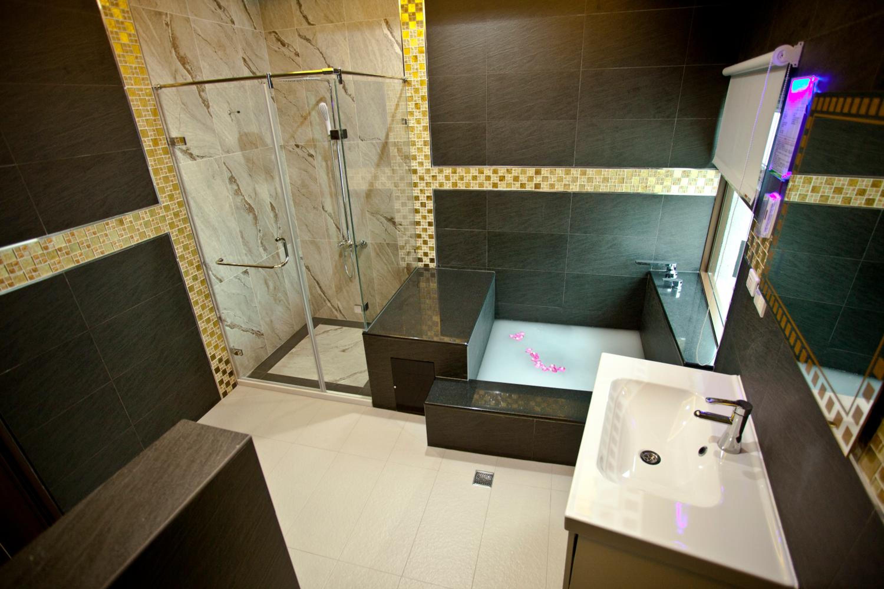 Quadruple Room with Private Bathroom photo 3