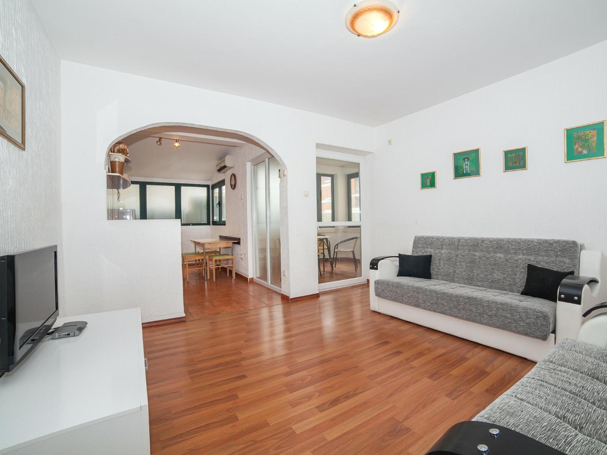 One-Bedroom Apartment photo 1