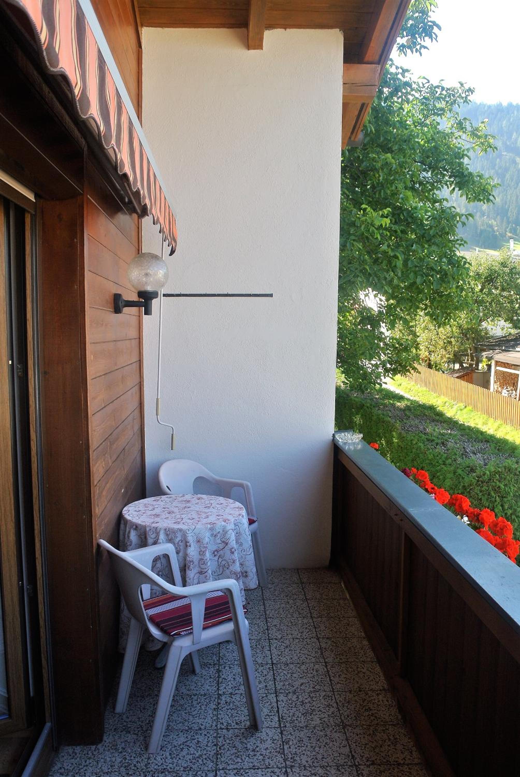Double Room with Shared Toilet and Balcony photo 3