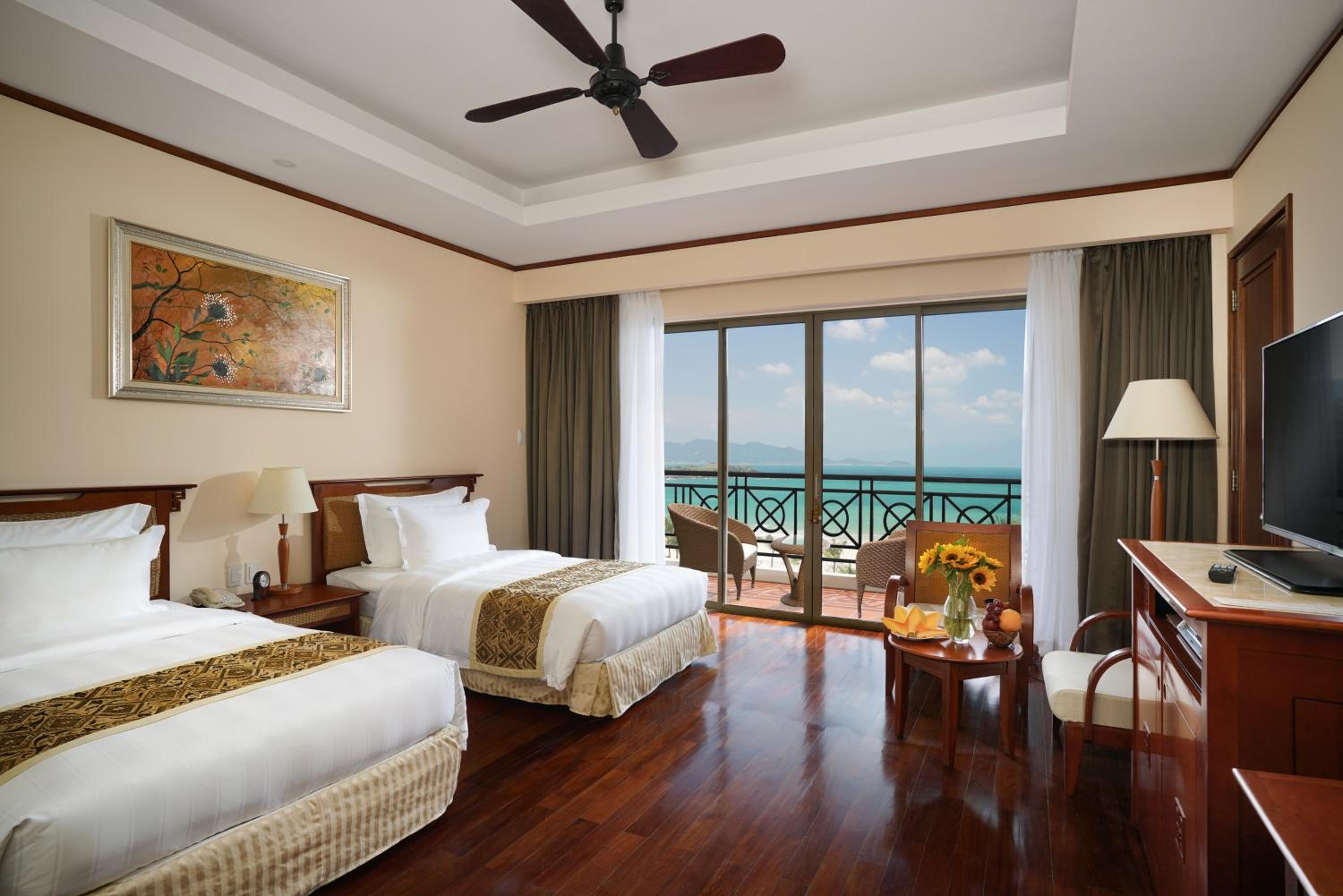 Grand Deluxe Twin Bed - VinWonders Park Access photo 2