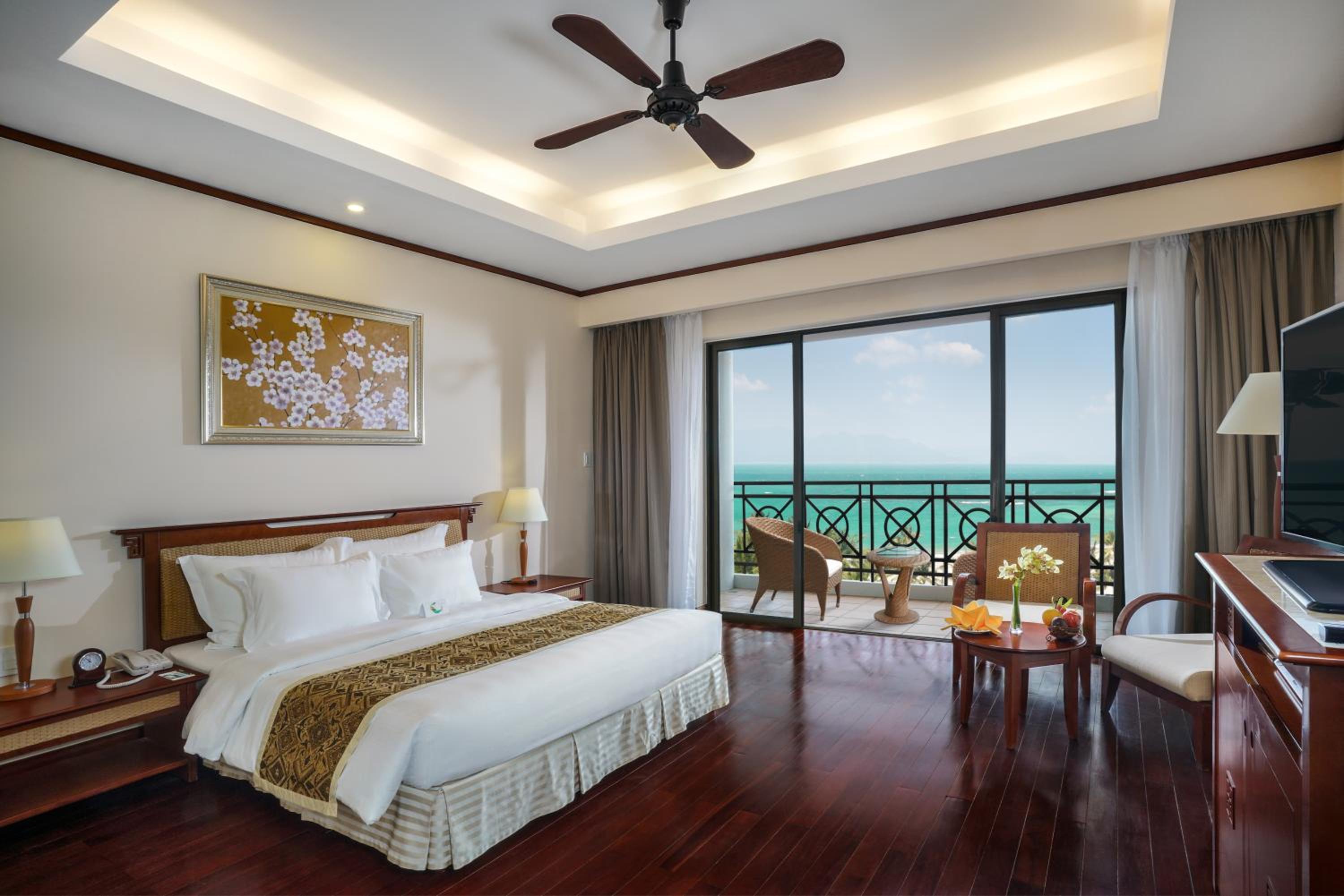 Grand Deluxe Ocean View Queen Bed