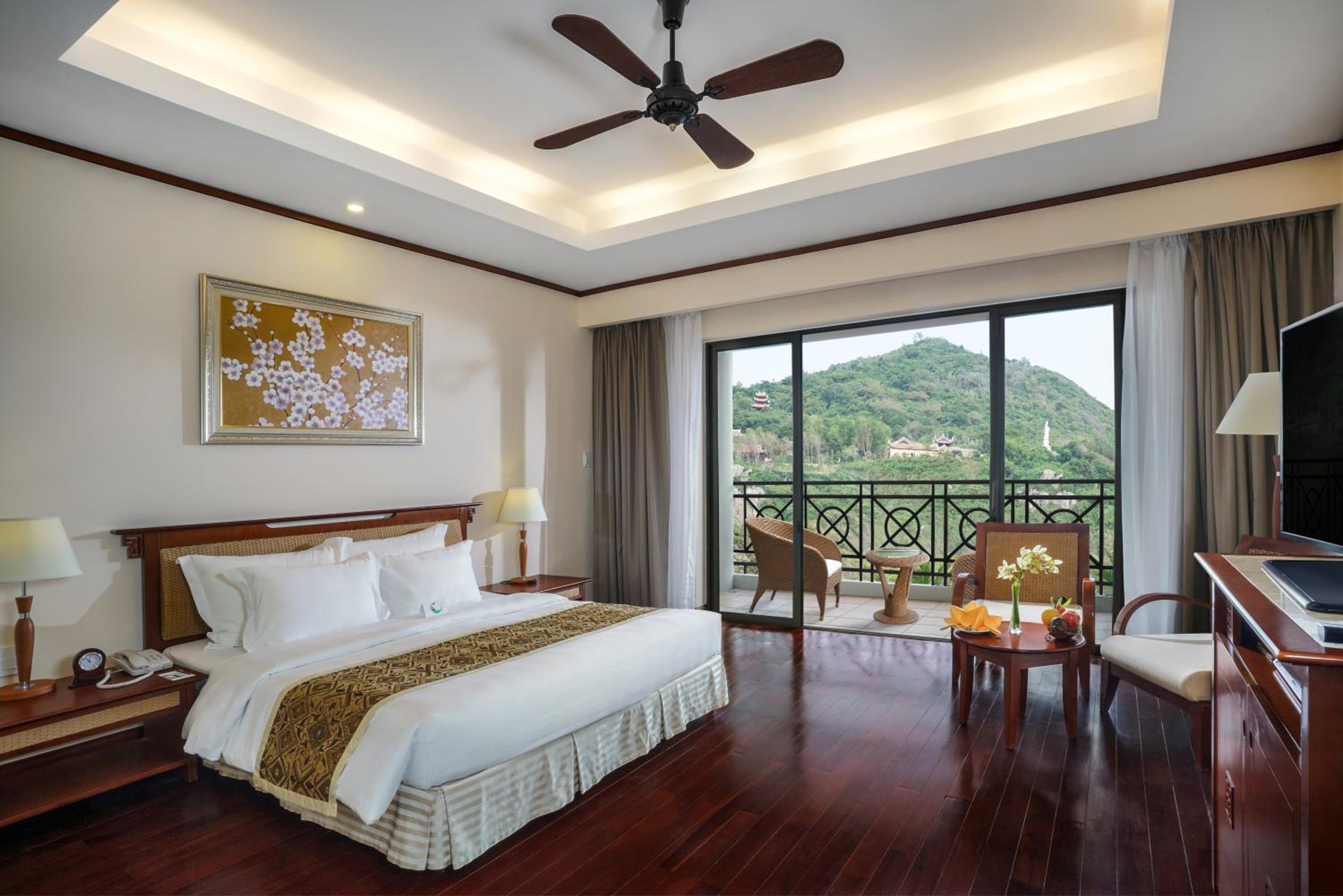 Deluxe Queen Bed - VinWonders Park Access