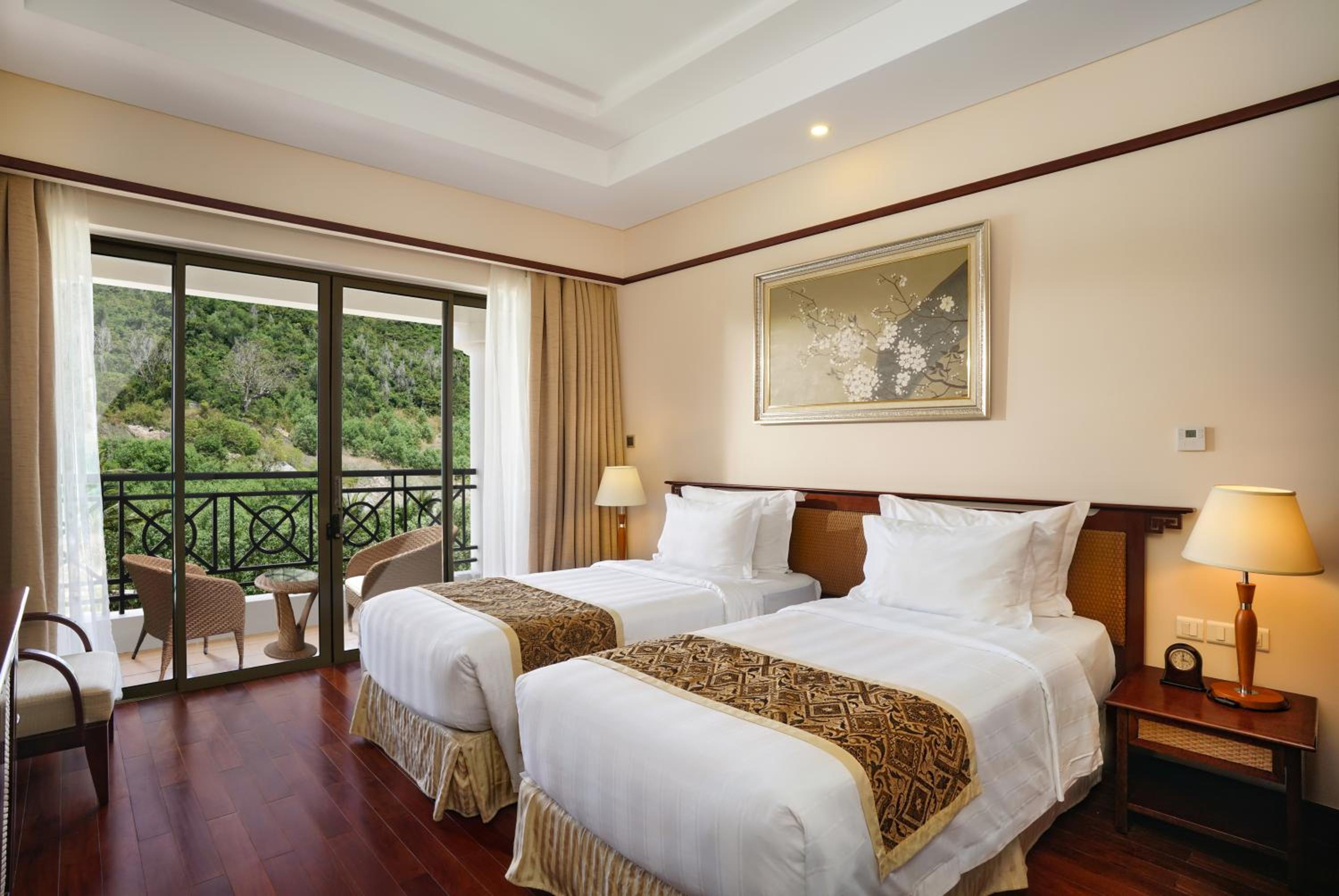 Deluxe Twin Bed photo 3
