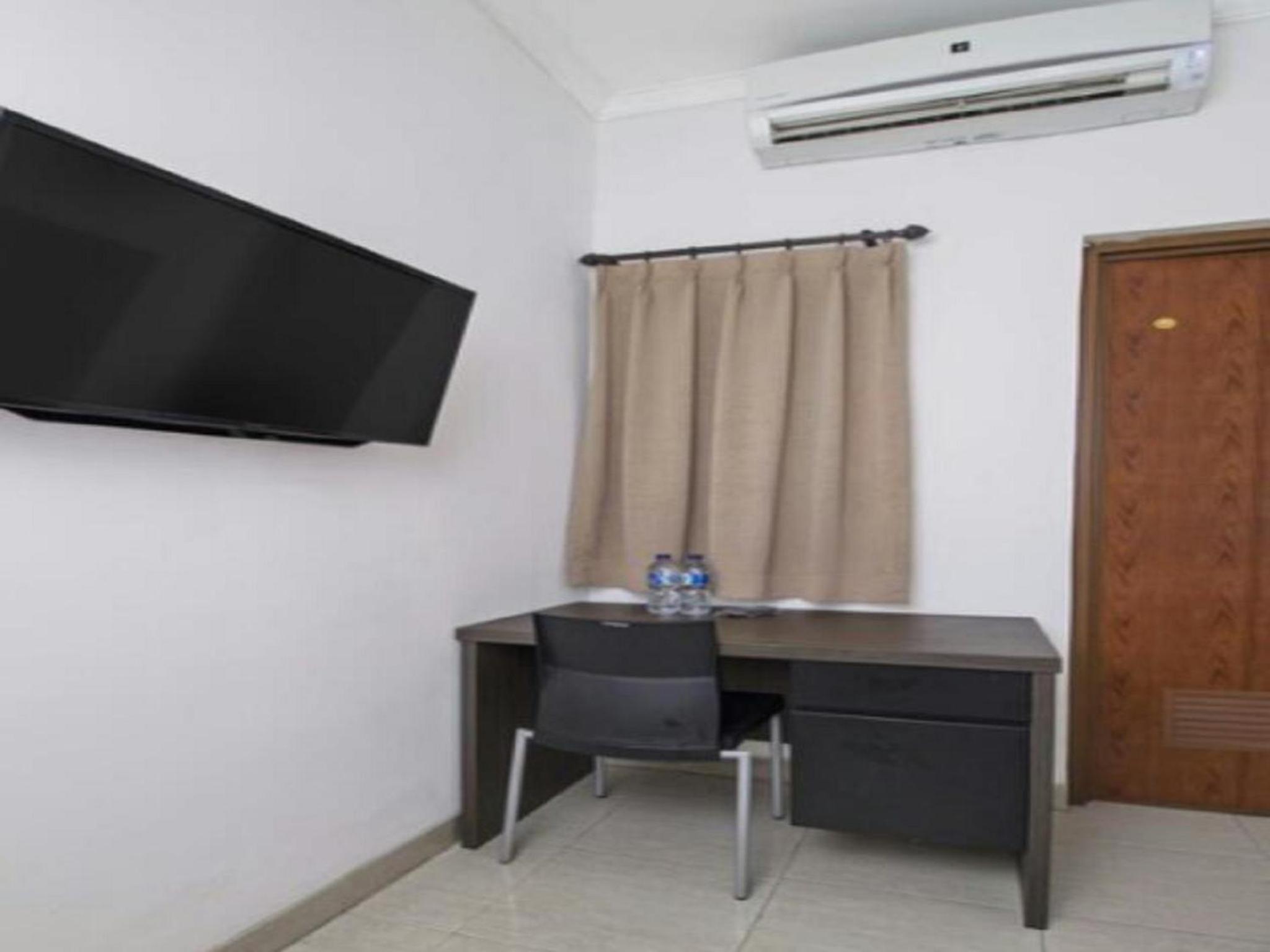Budget Double Room - Photo 9