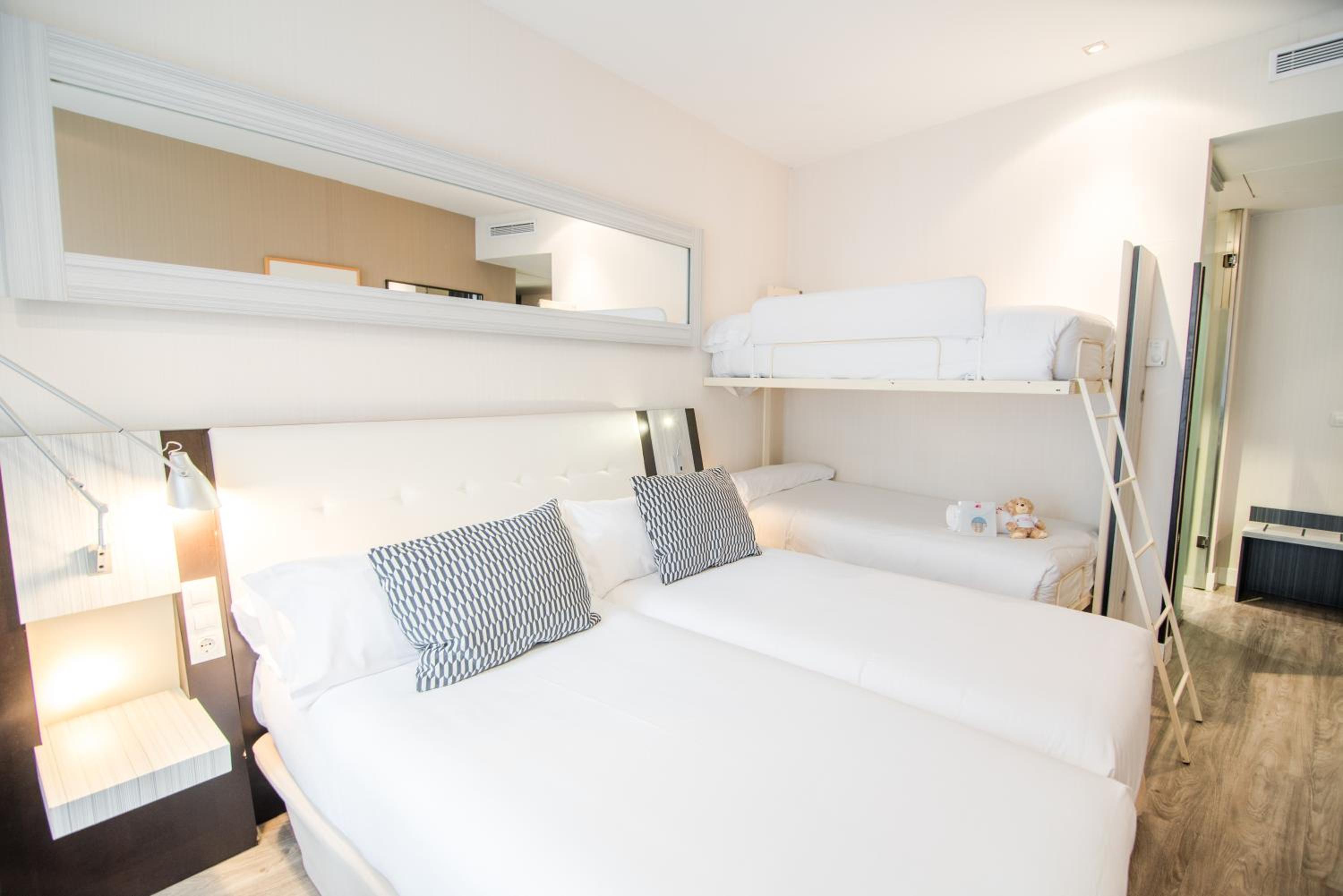 Quadruple Room - Photo 1