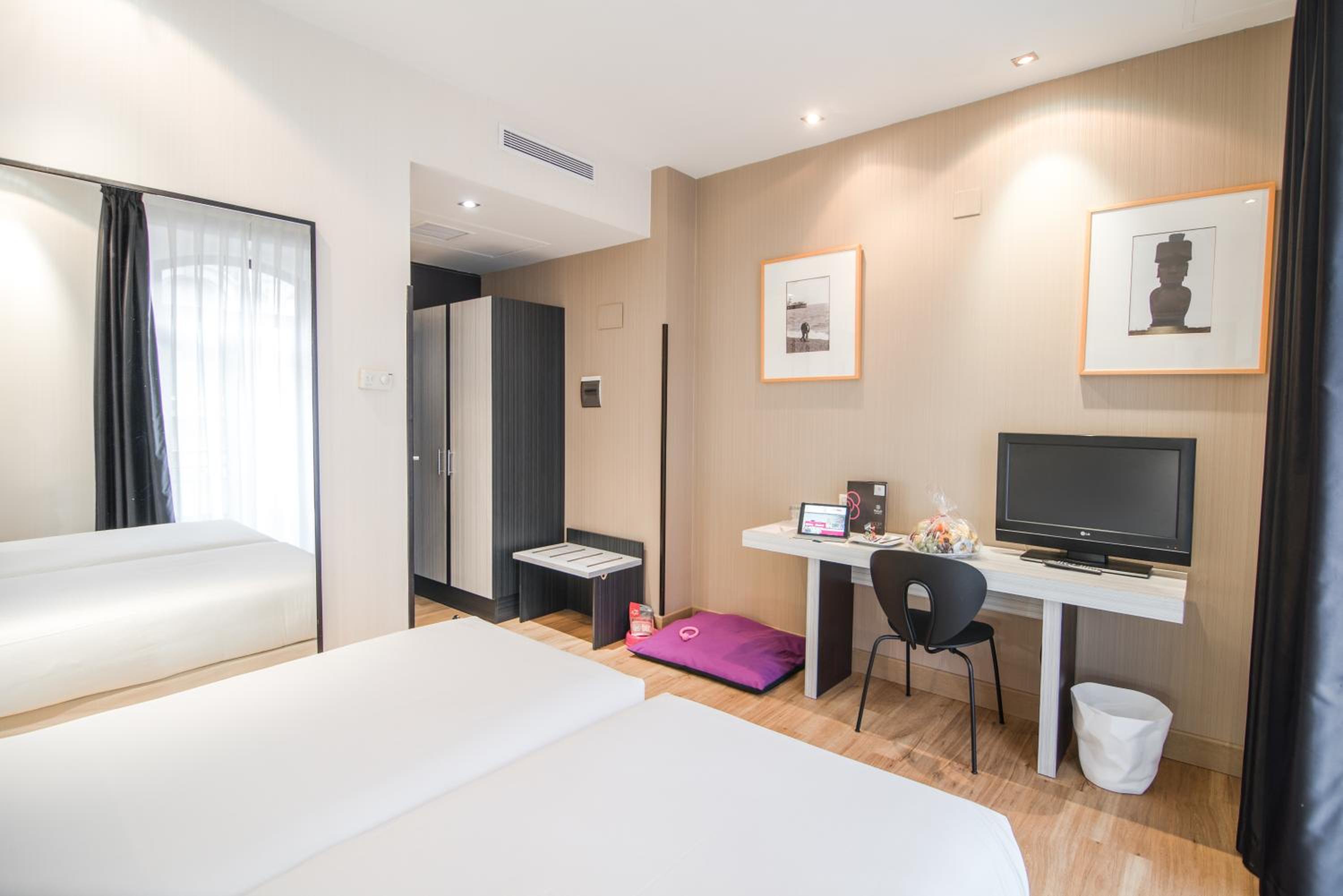 Double or Twin Room - Photo 5