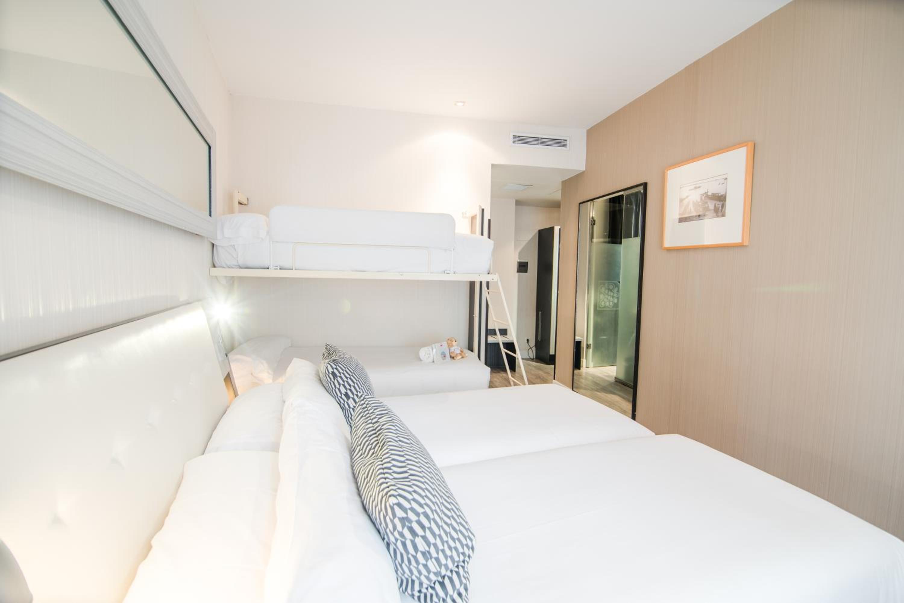 Quadruple Room - Photo 5