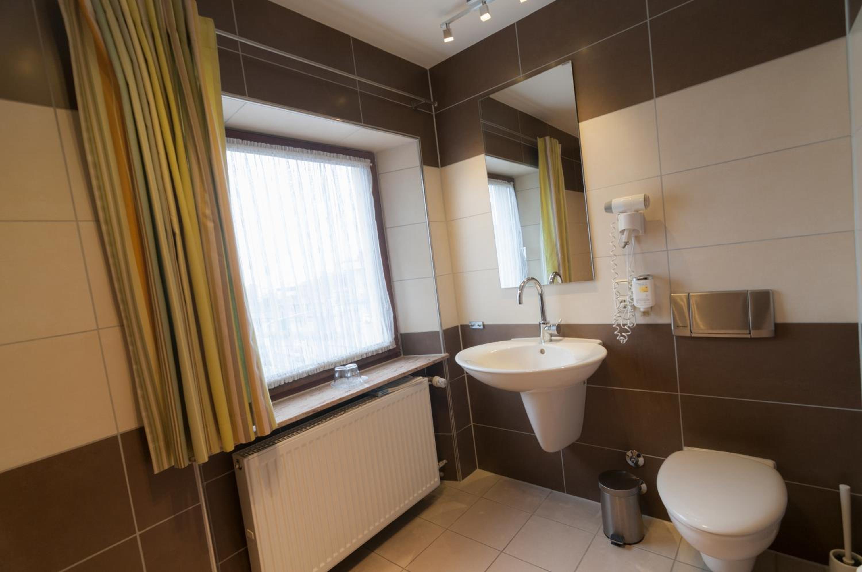 Standard Double Room - Photo 21