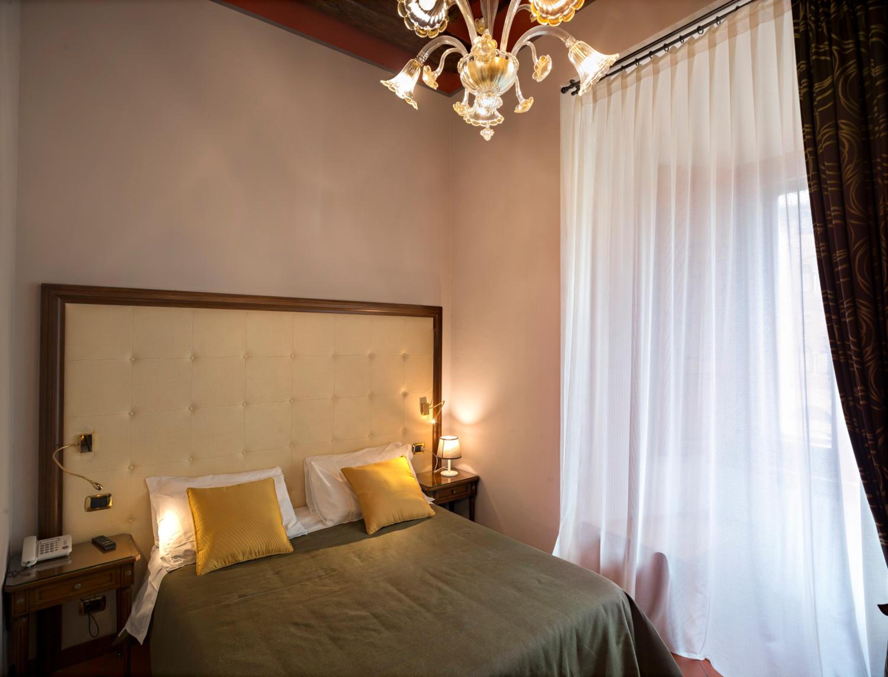 Double or Twin Room with City View - Photo 4