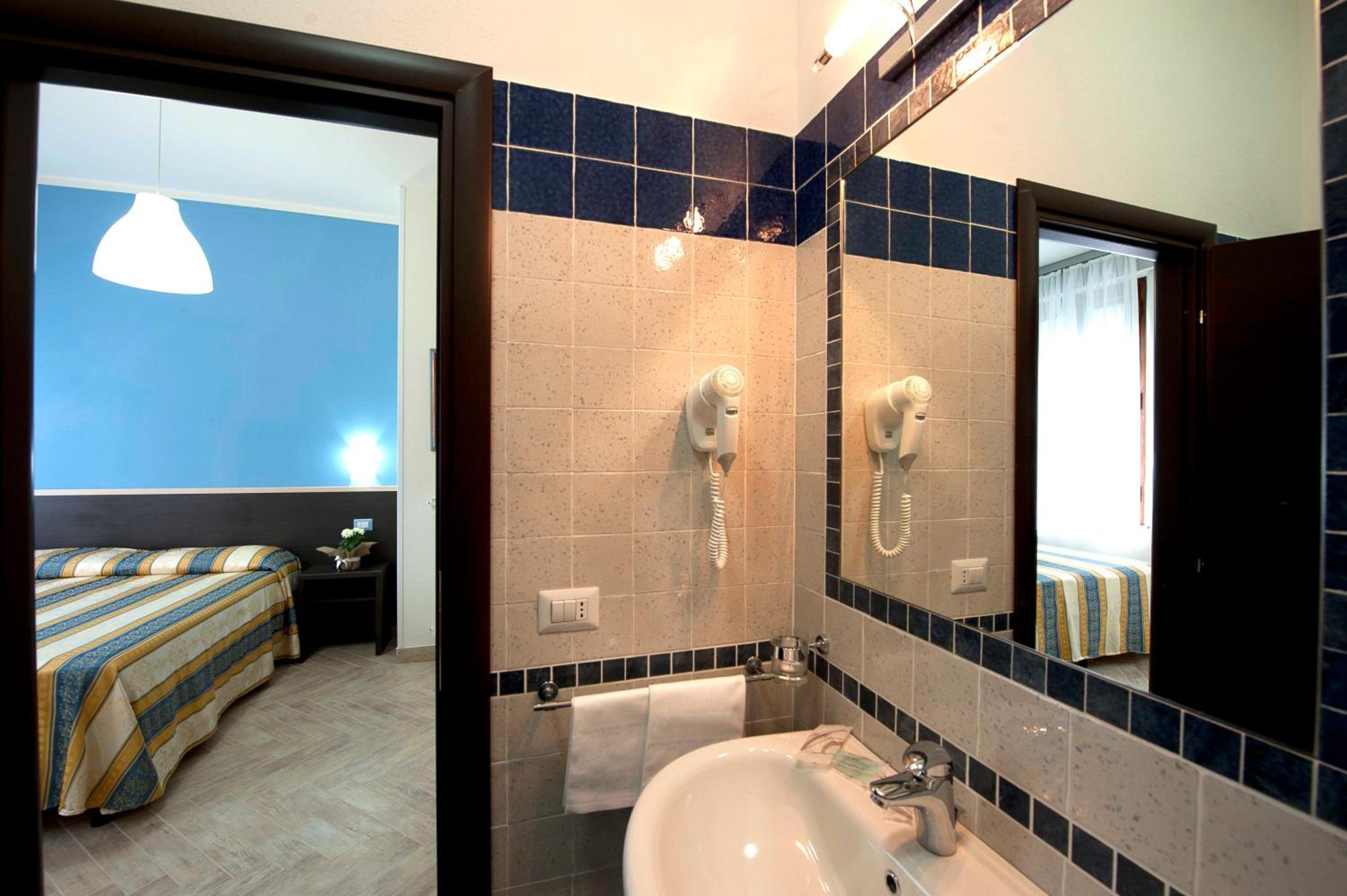 Double or Twin Room - Photo 5